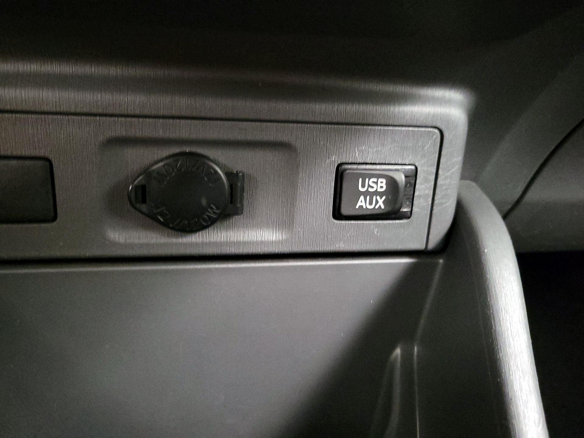 Thumbnail: 2014 Toyota Prius v - 19