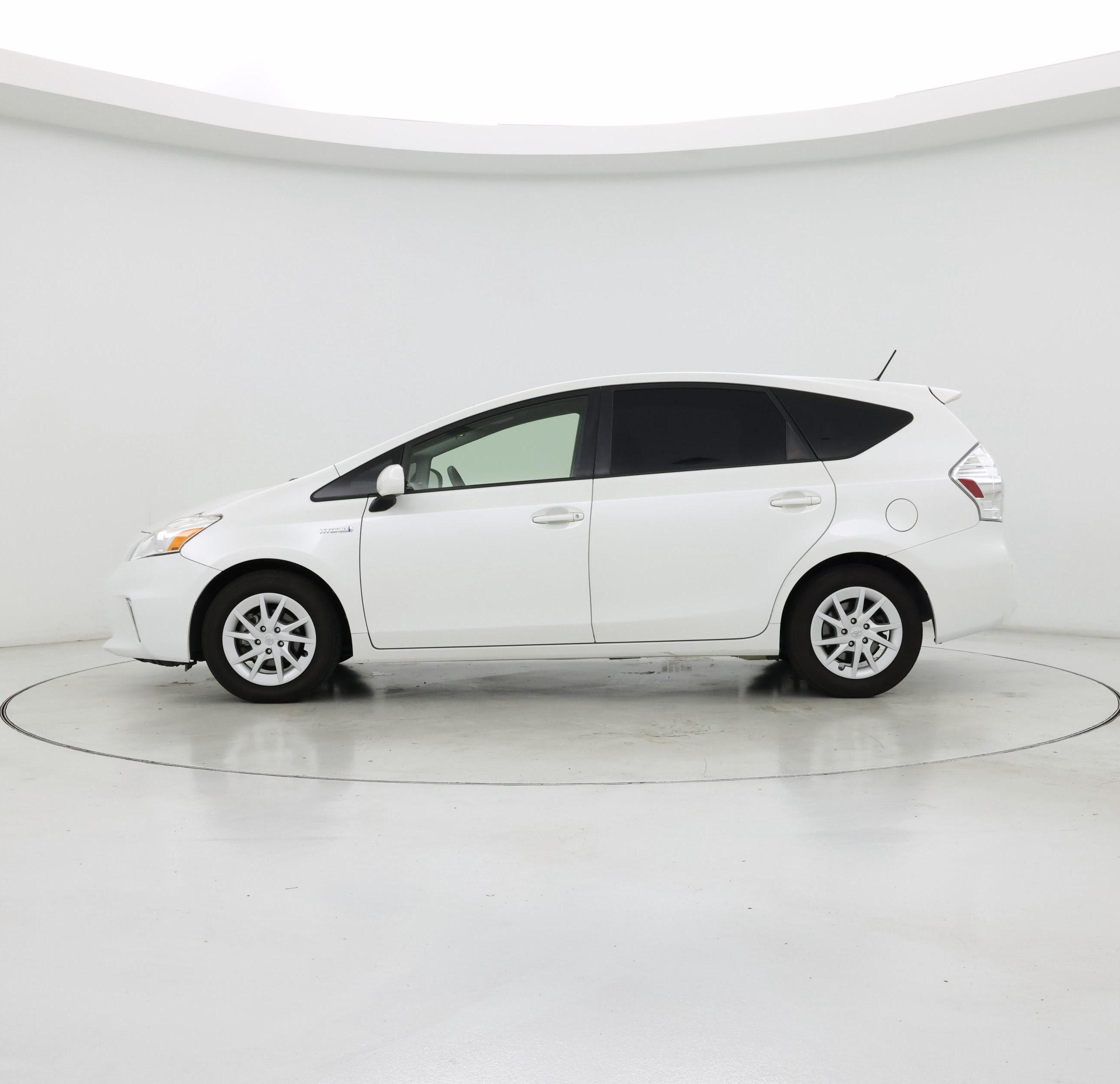 Thumbnail: 2014 Toyota Prius v - 3