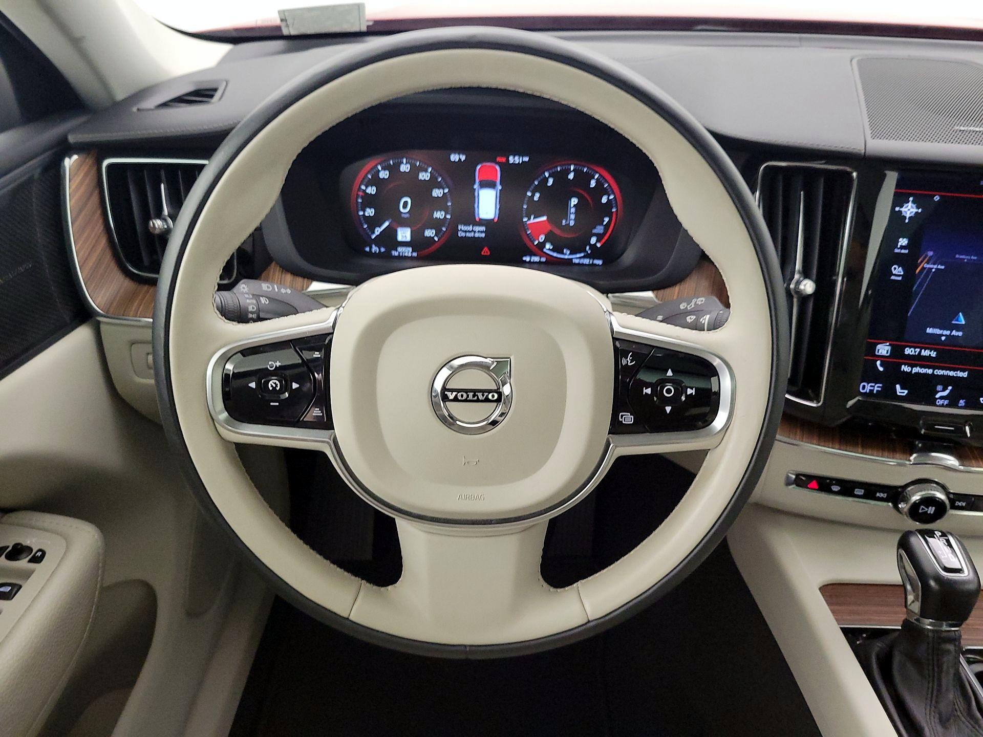 Thumbnail: 2019 Volvo XC60 - 10