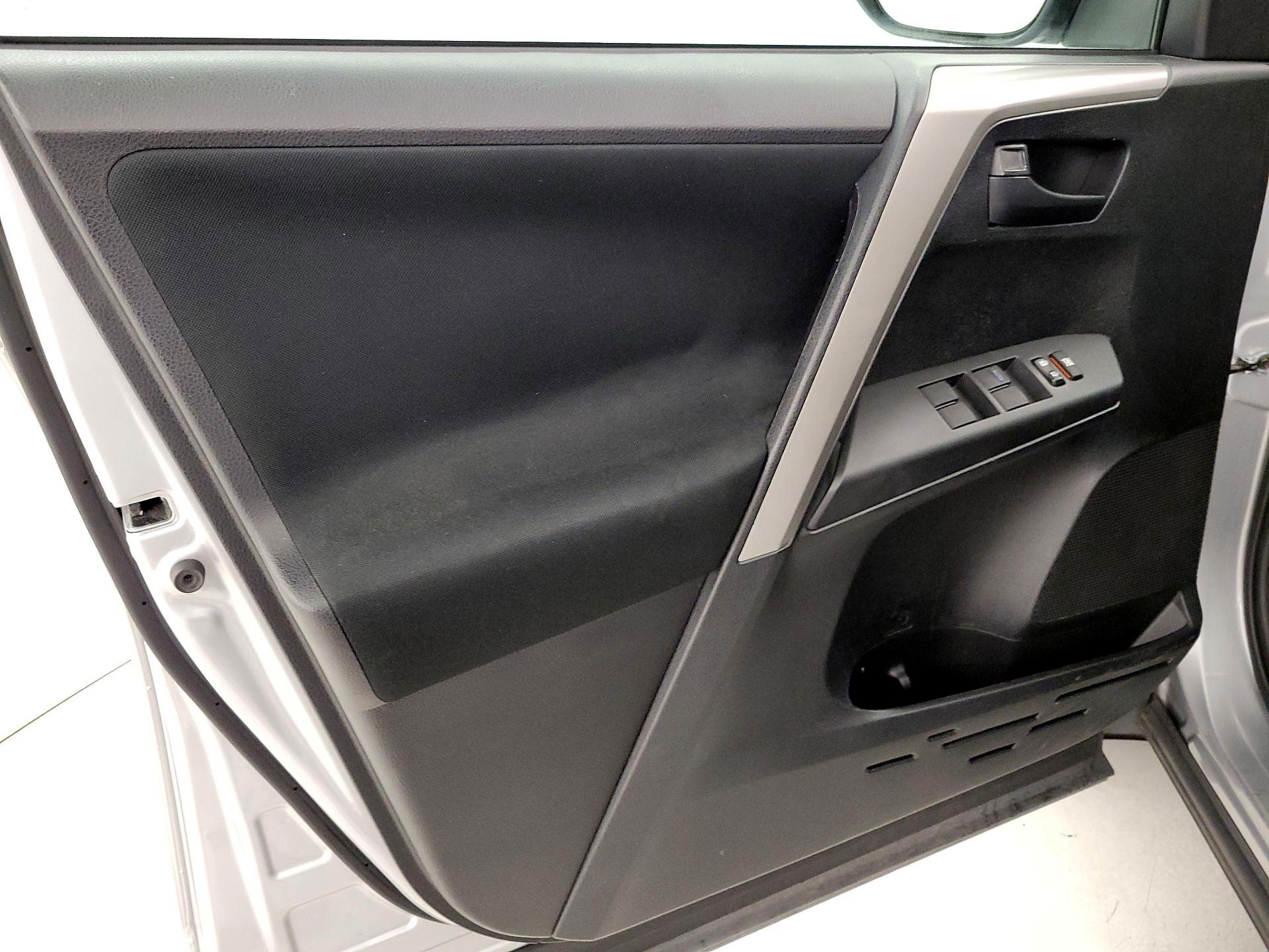 Thumbnail: 2016 Toyota RAV4 - 12