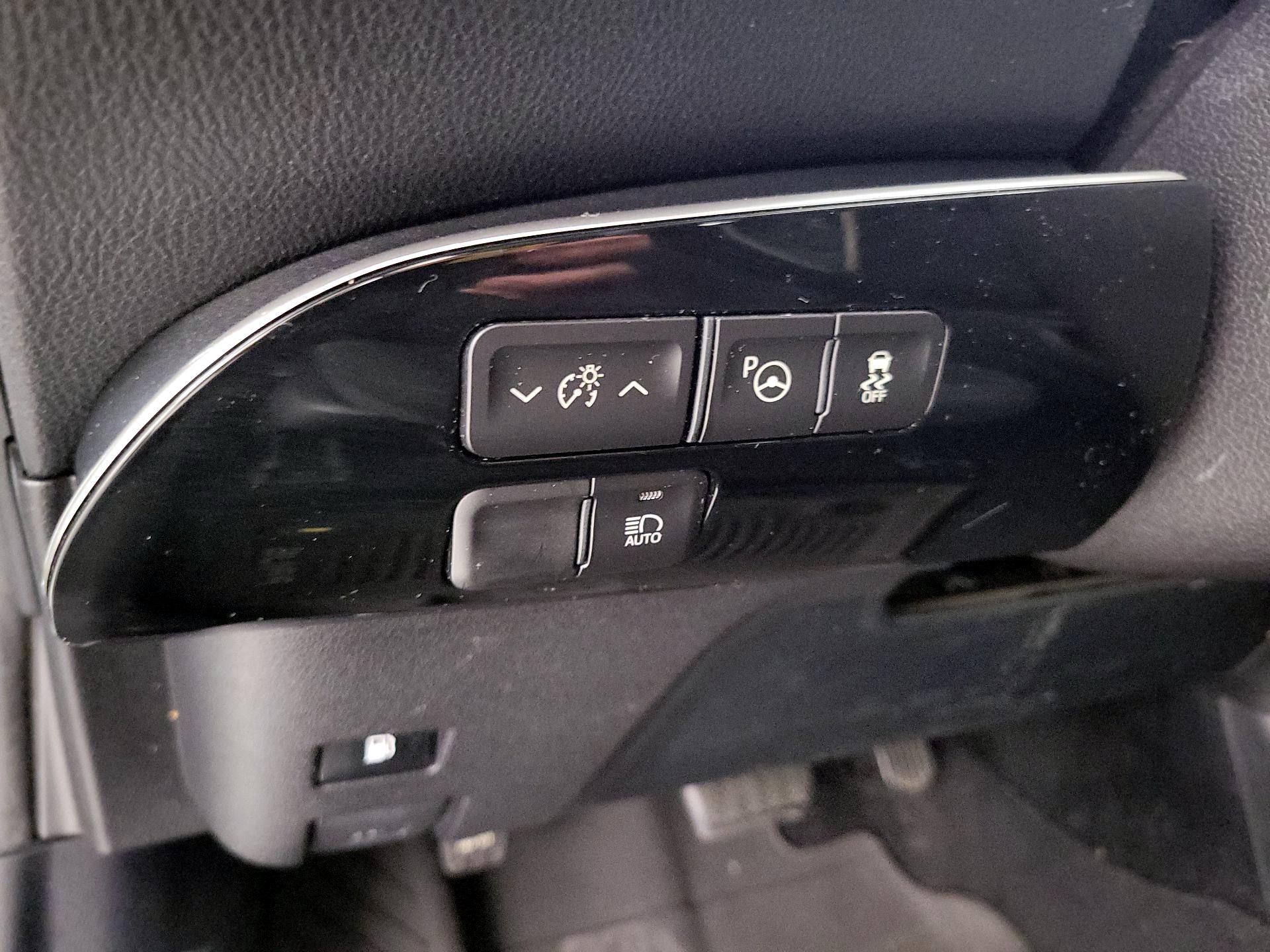 Thumbnail: 2018 Toyota Prius - 13
