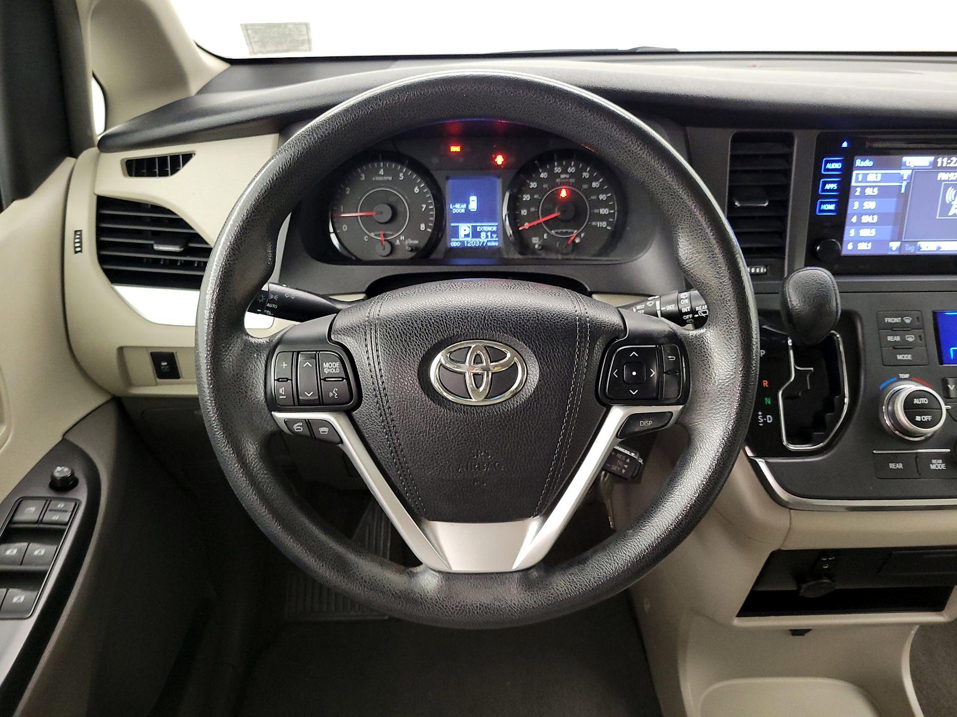 Thumbnail: 2016 Toyota Sienna - 10