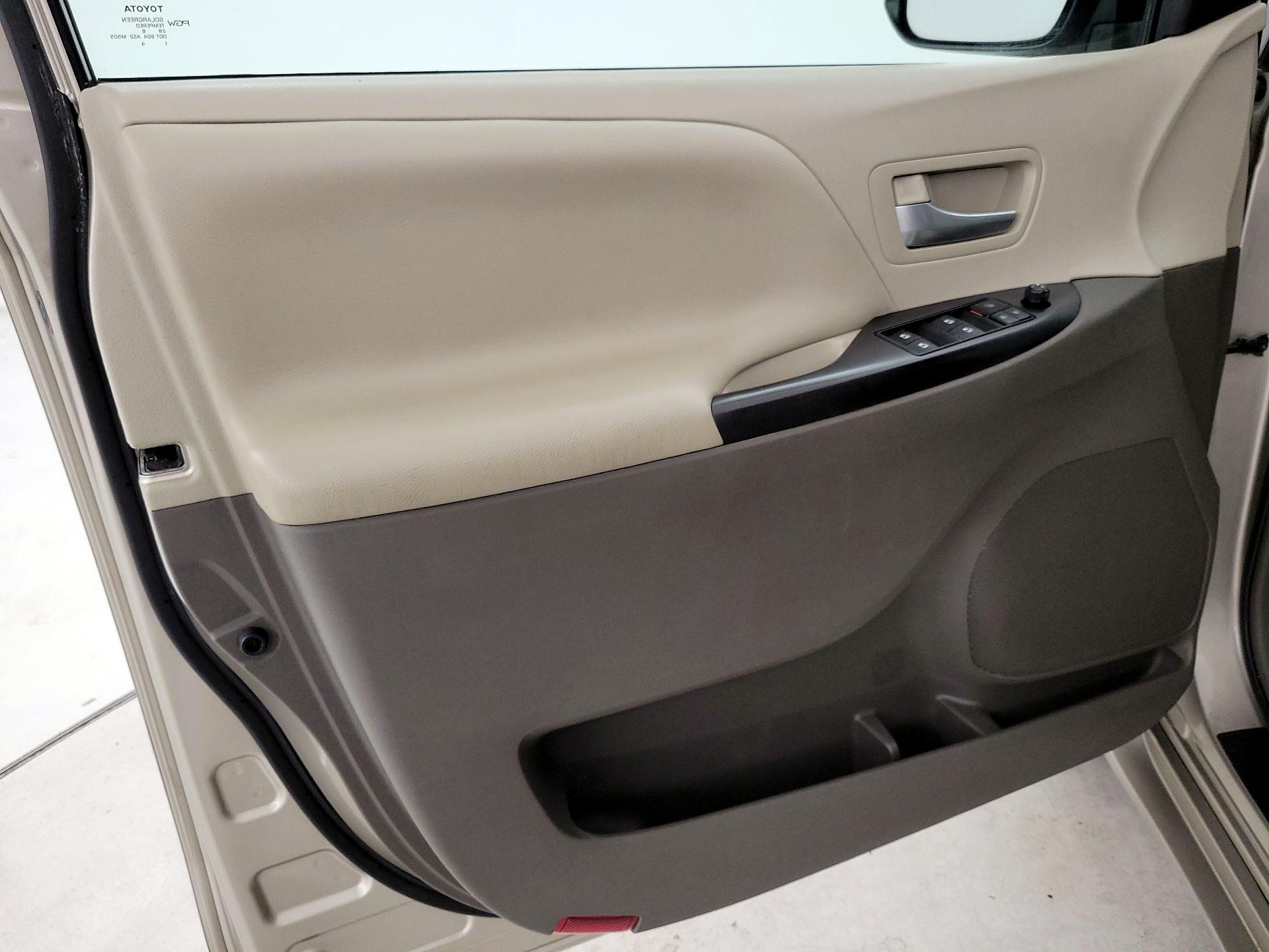 Thumbnail: 2016 Toyota Sienna - 12