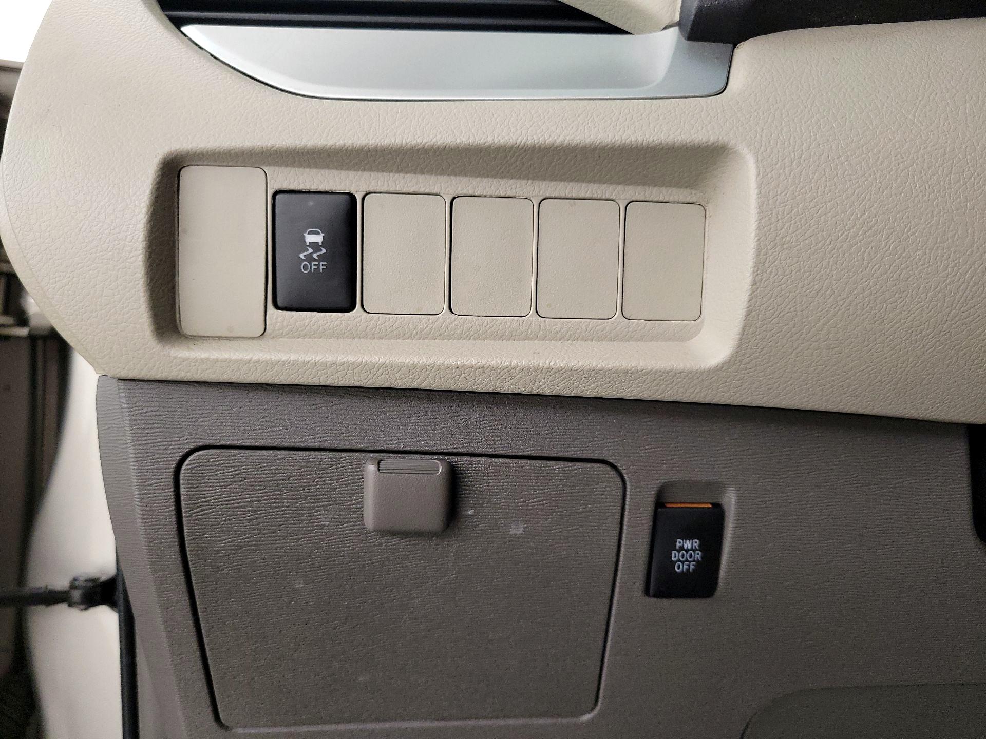 Thumbnail: 2016 Toyota Sienna - 13