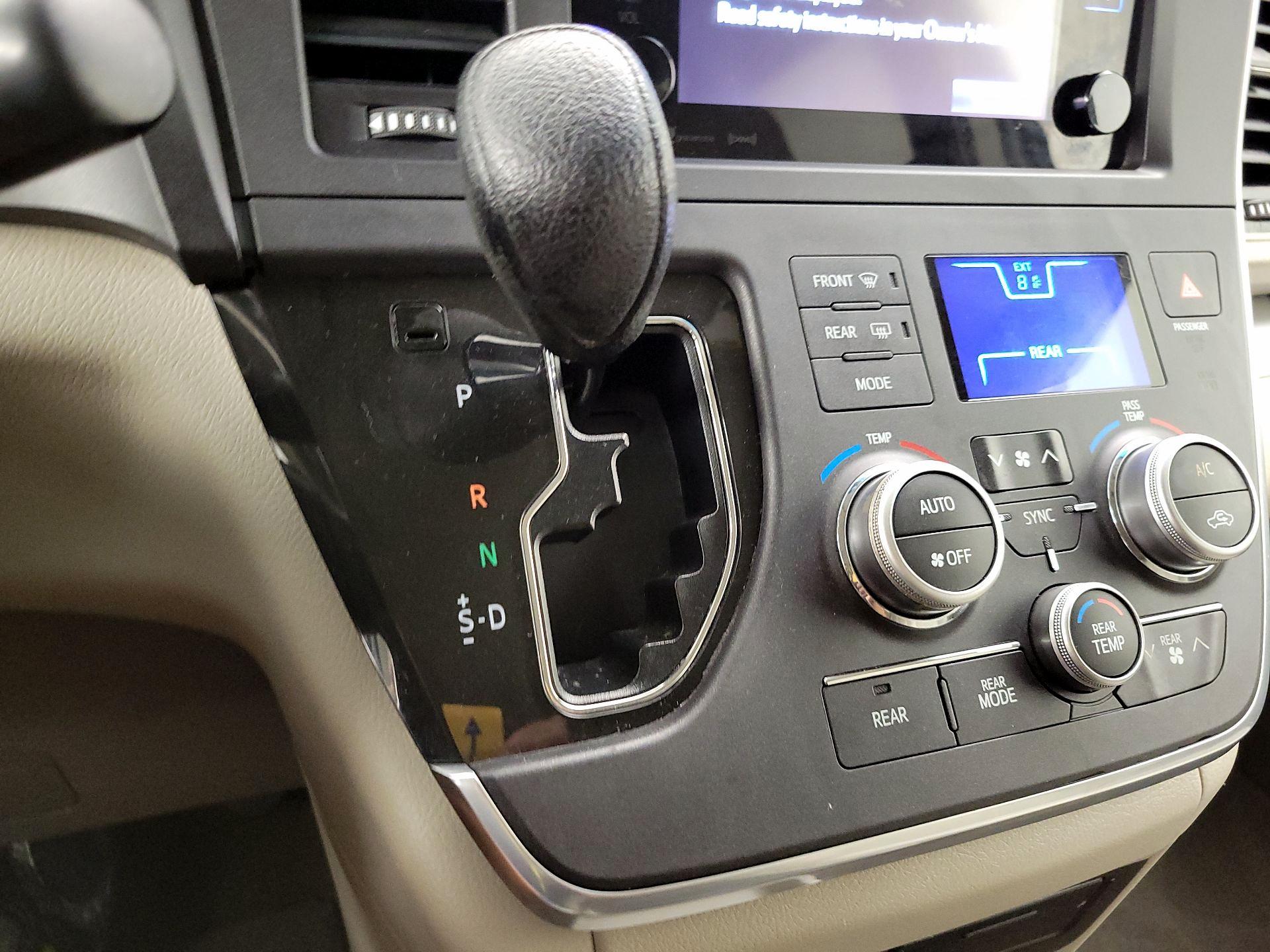 Thumbnail: 2016 Toyota Sienna - 17