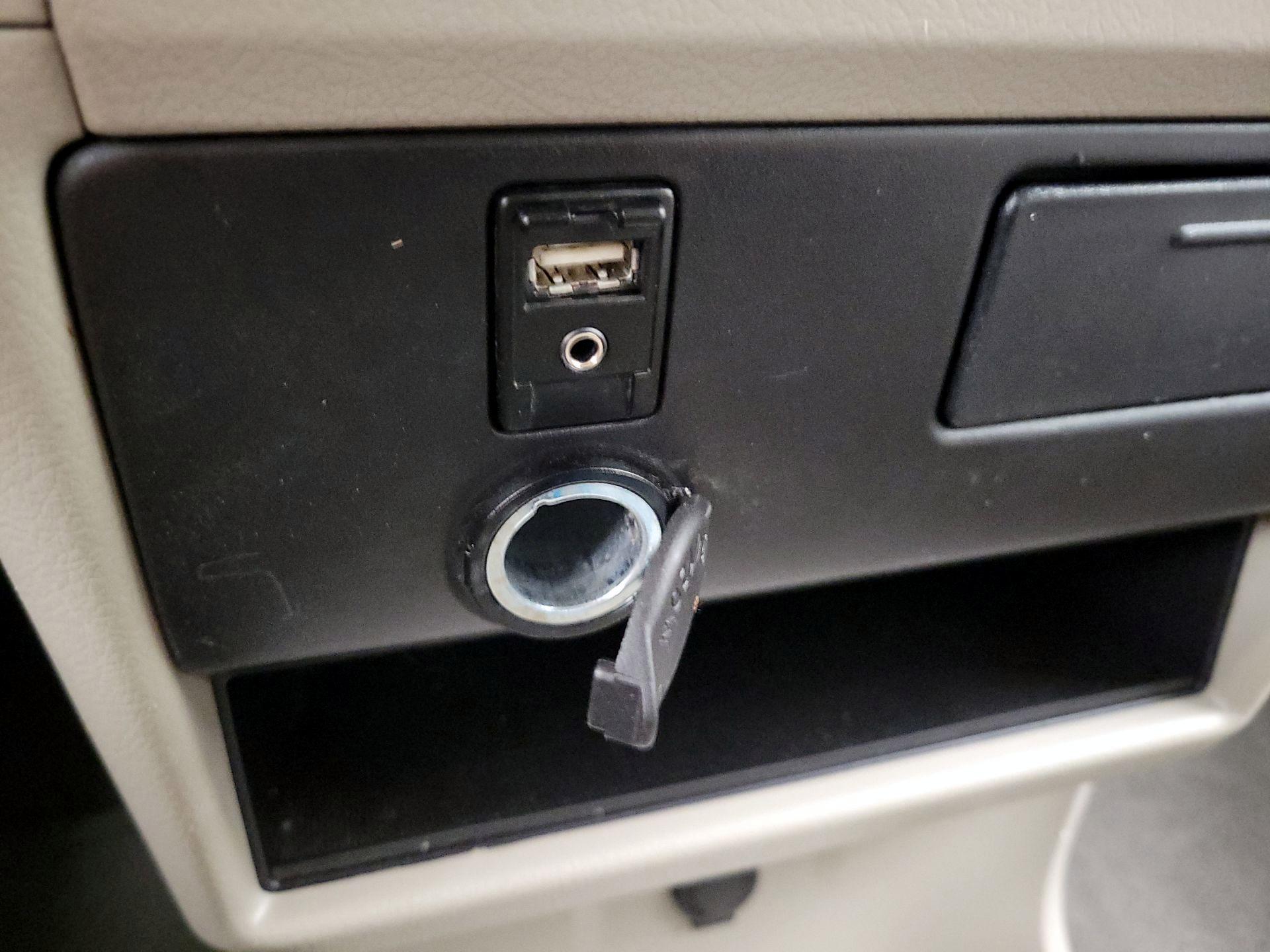 Thumbnail: 2016 Toyota Sienna - 18