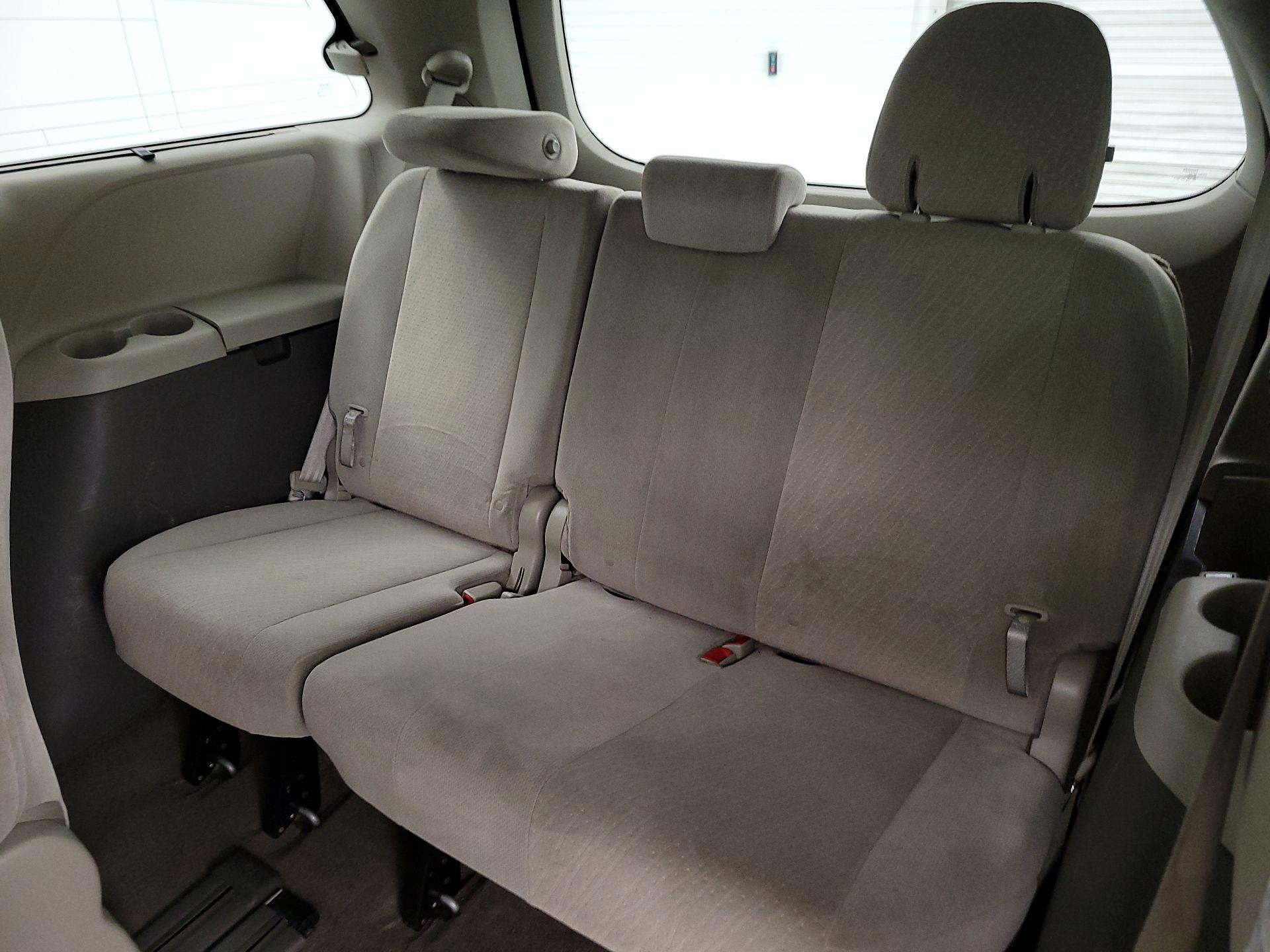 Thumbnail: 2016 Toyota Sienna - 20