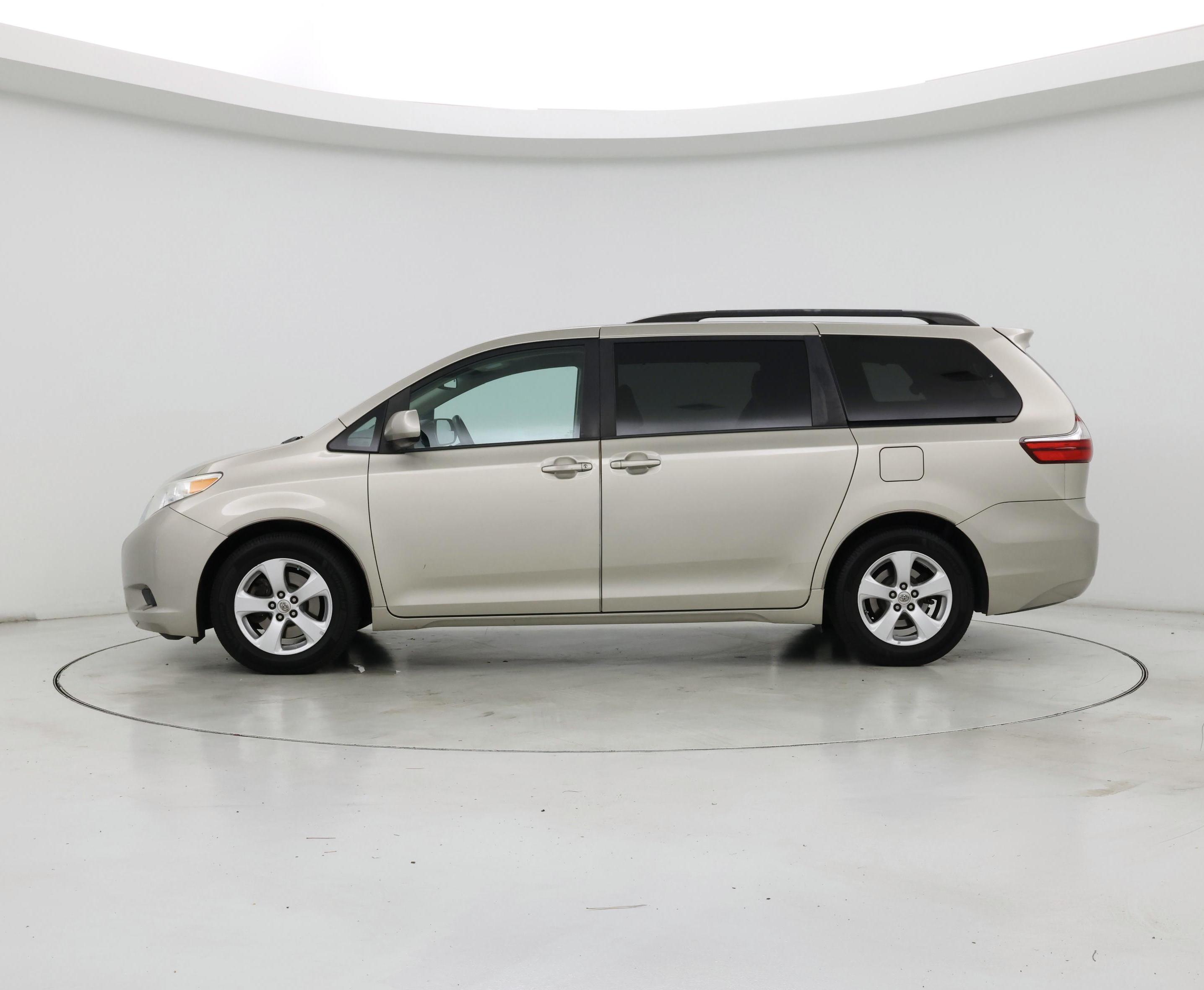 Thumbnail: 2016 Toyota Sienna - 3