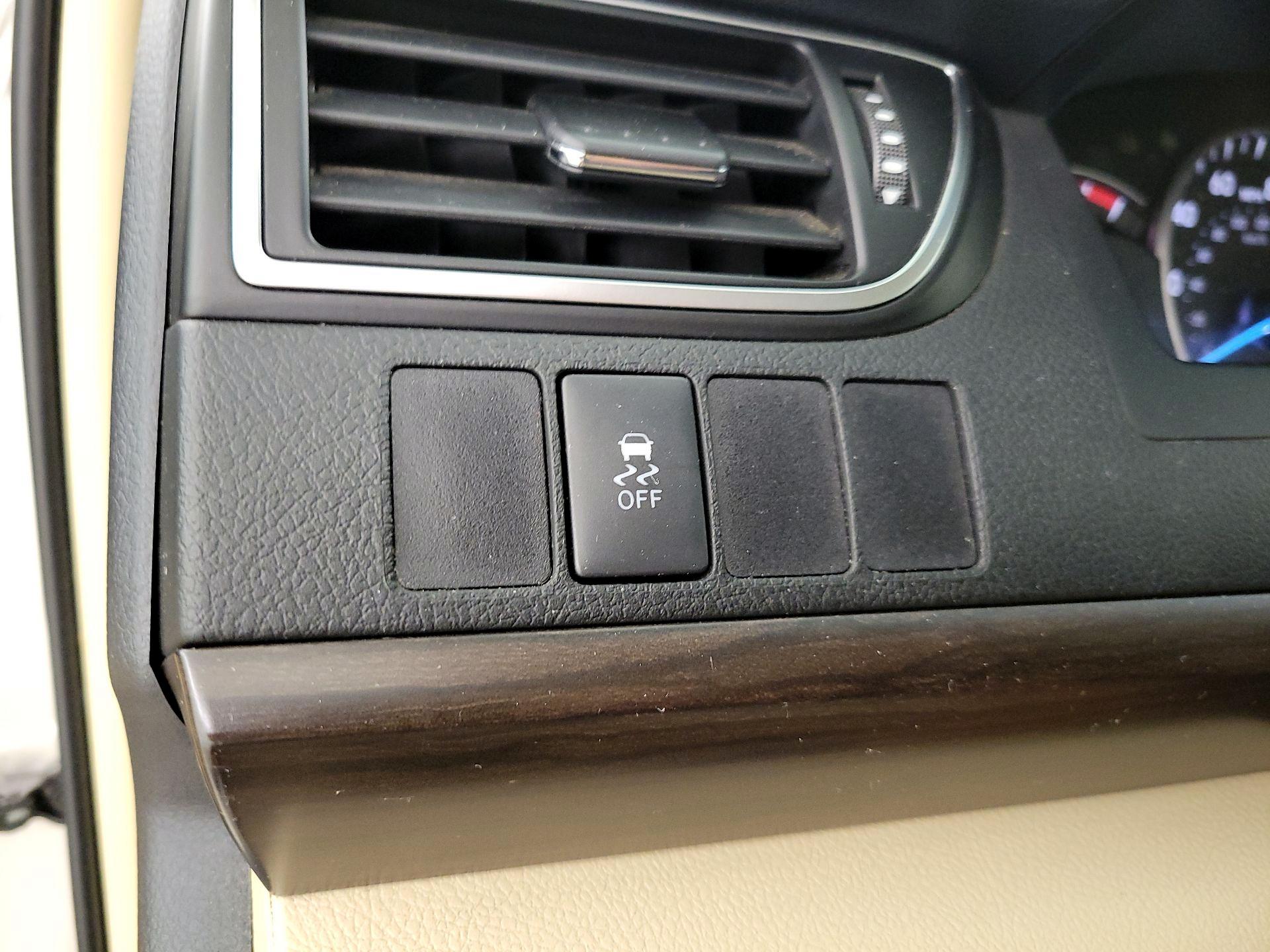 Thumbnail: 2015 Toyota Camry - 13