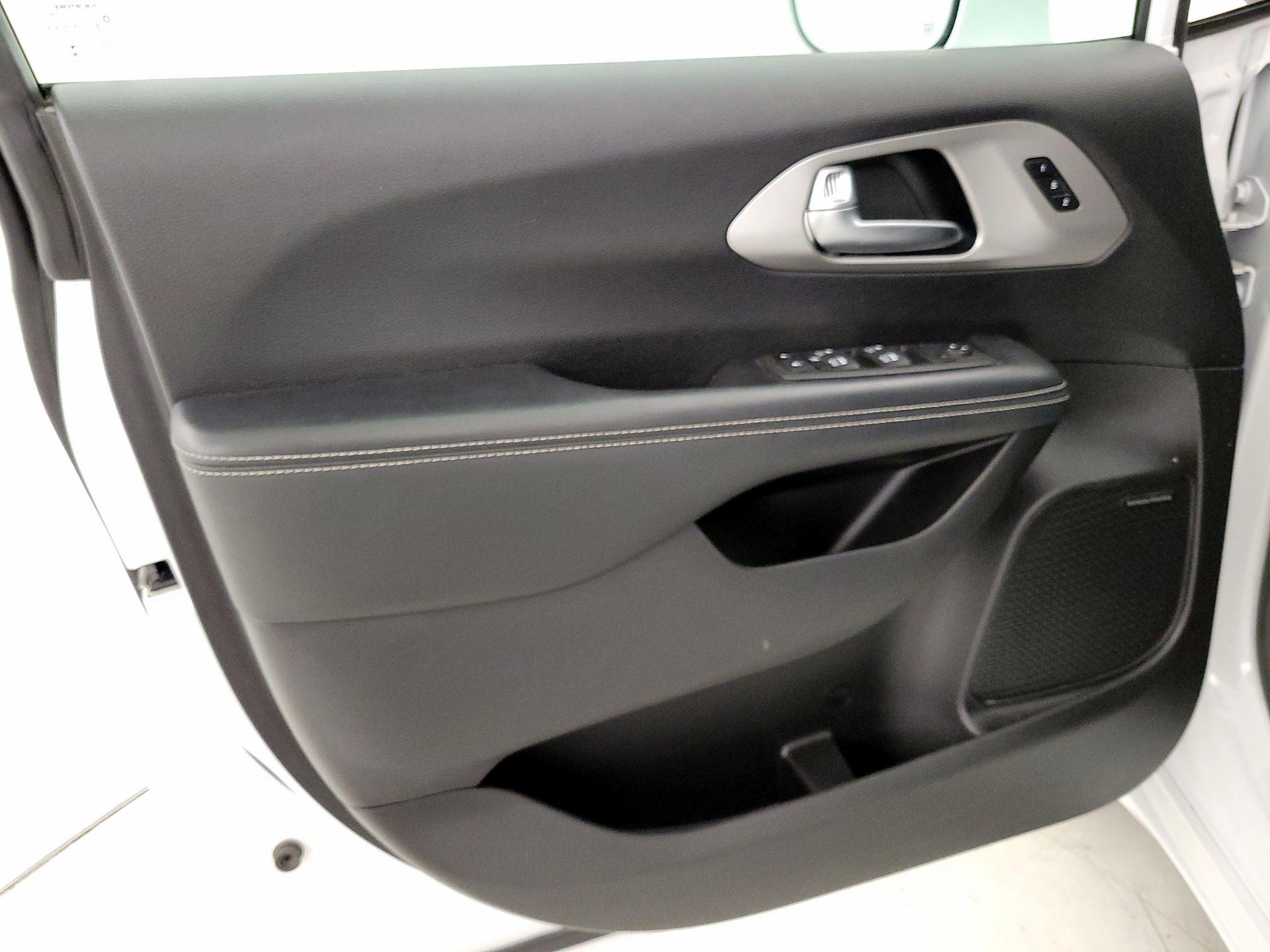 Thumbnail: 2022 Chrysler Pacifica - 12