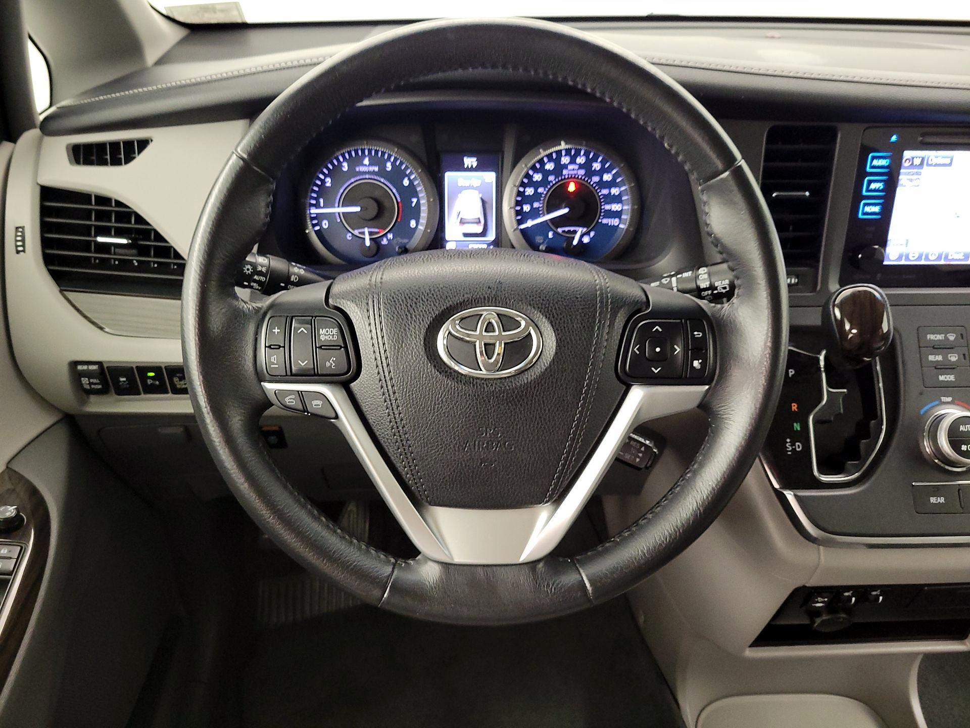Thumbnail: 2017 Toyota Sienna - 10