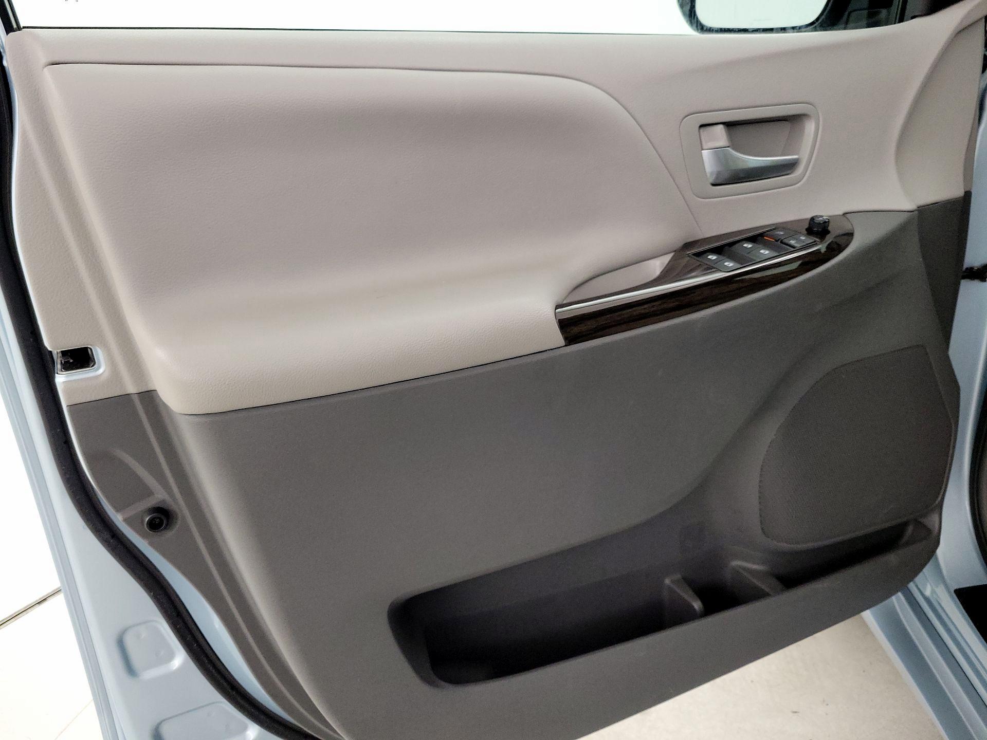 Thumbnail: 2017 Toyota Sienna - 12