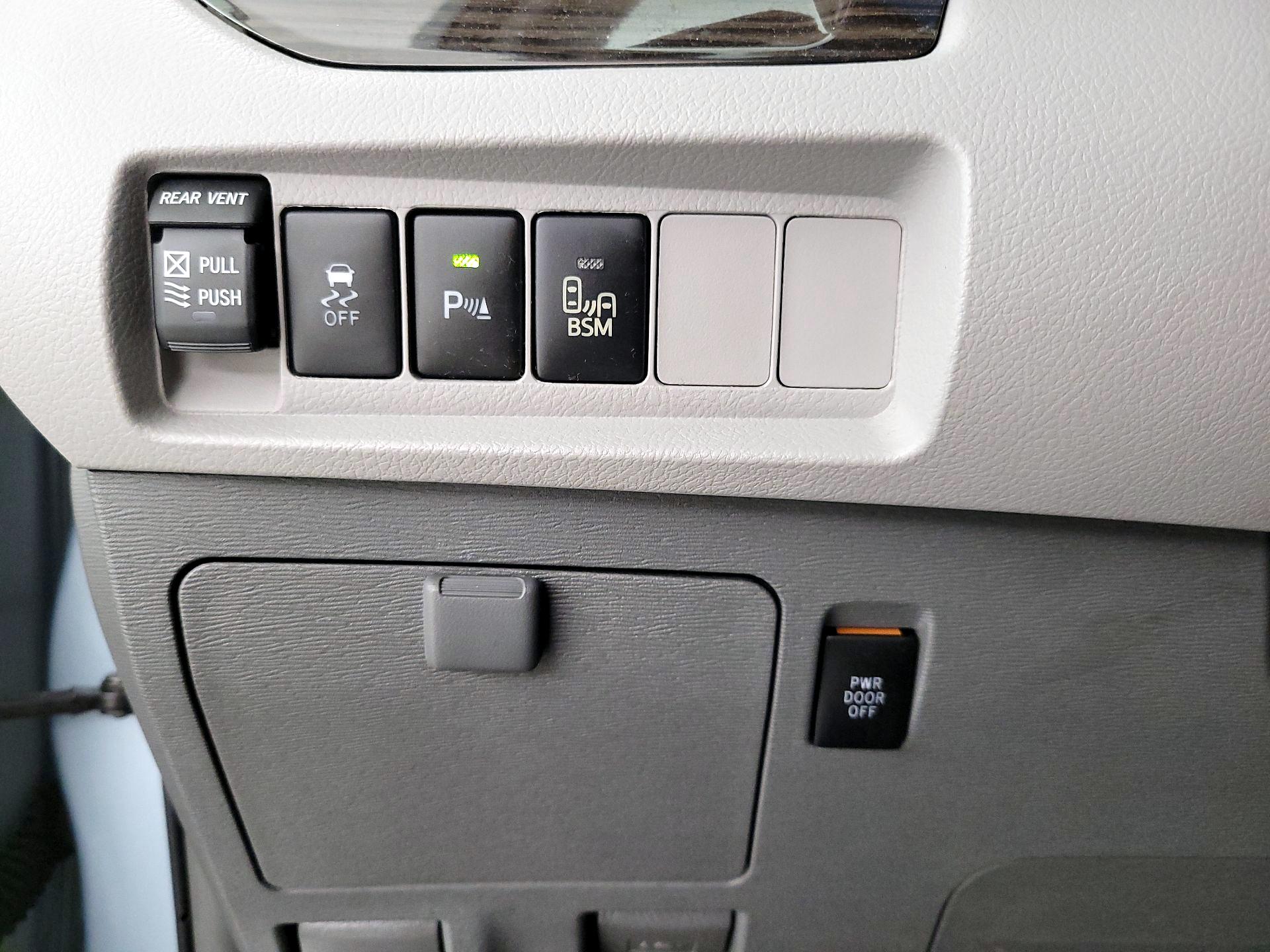 Thumbnail: 2017 Toyota Sienna - 13