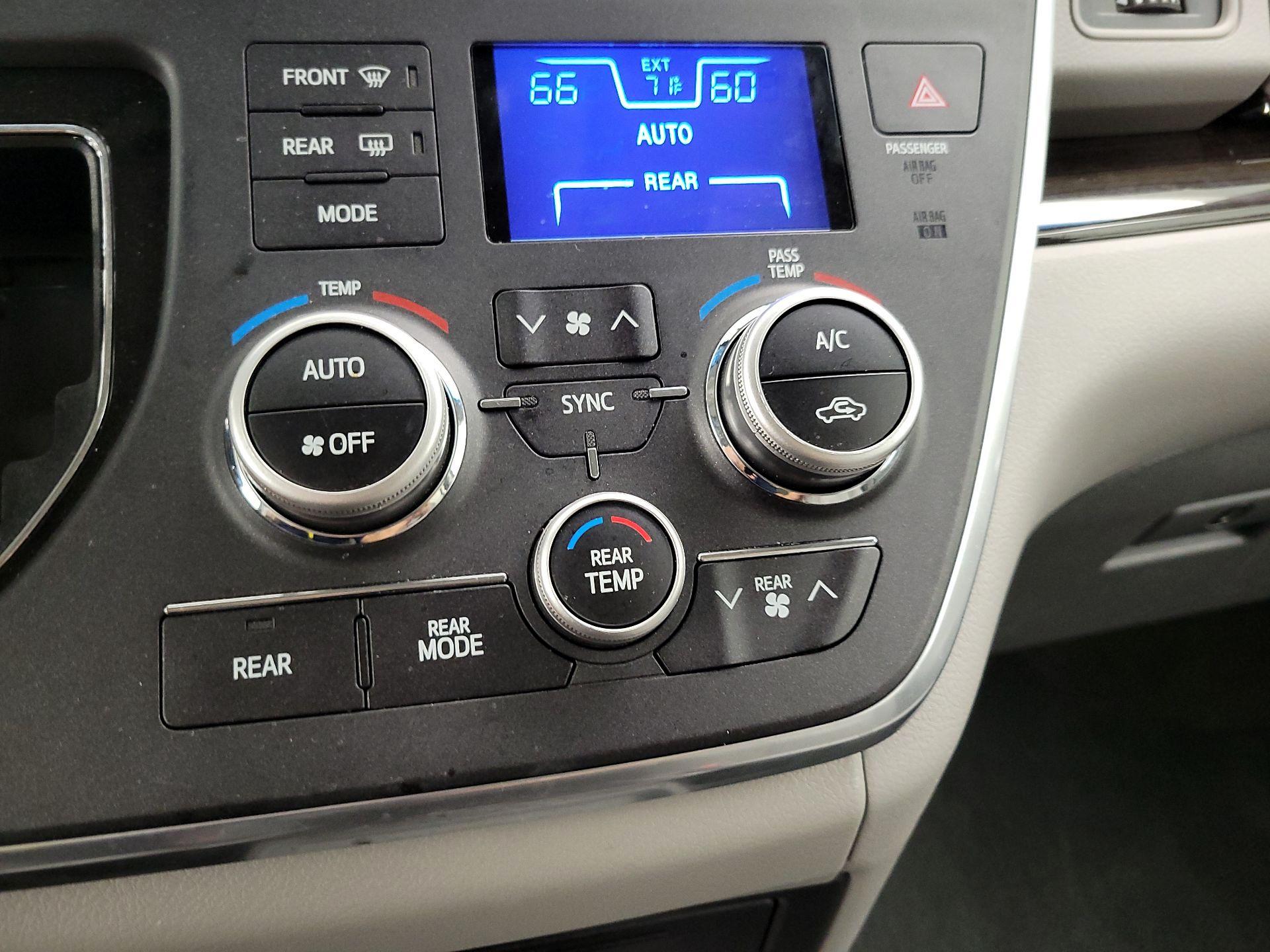 Thumbnail: 2017 Toyota Sienna - 17