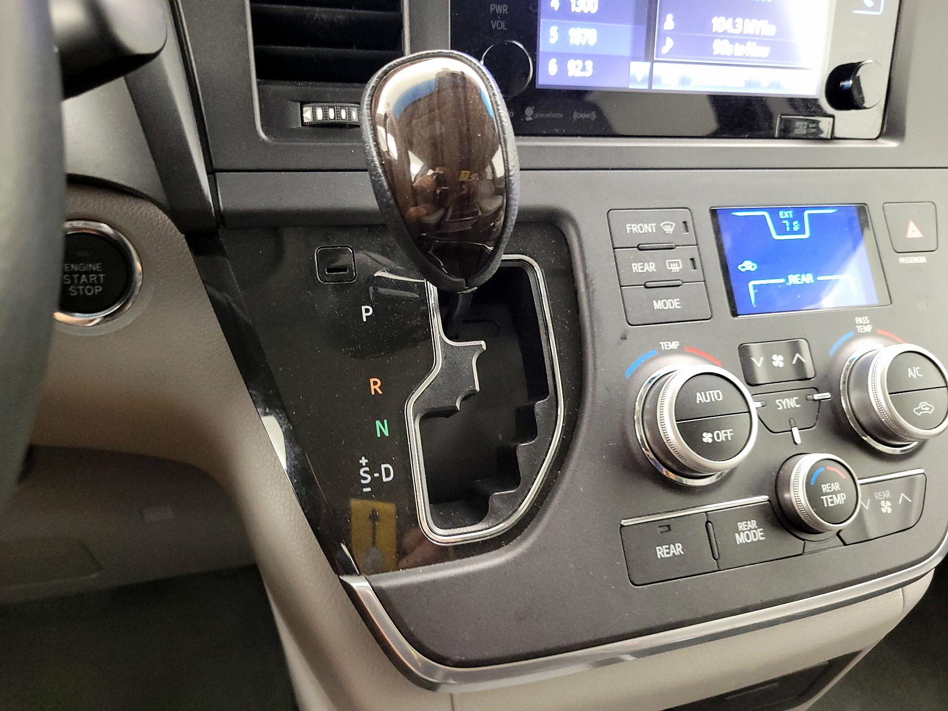 Thumbnail: 2017 Toyota Sienna - 18