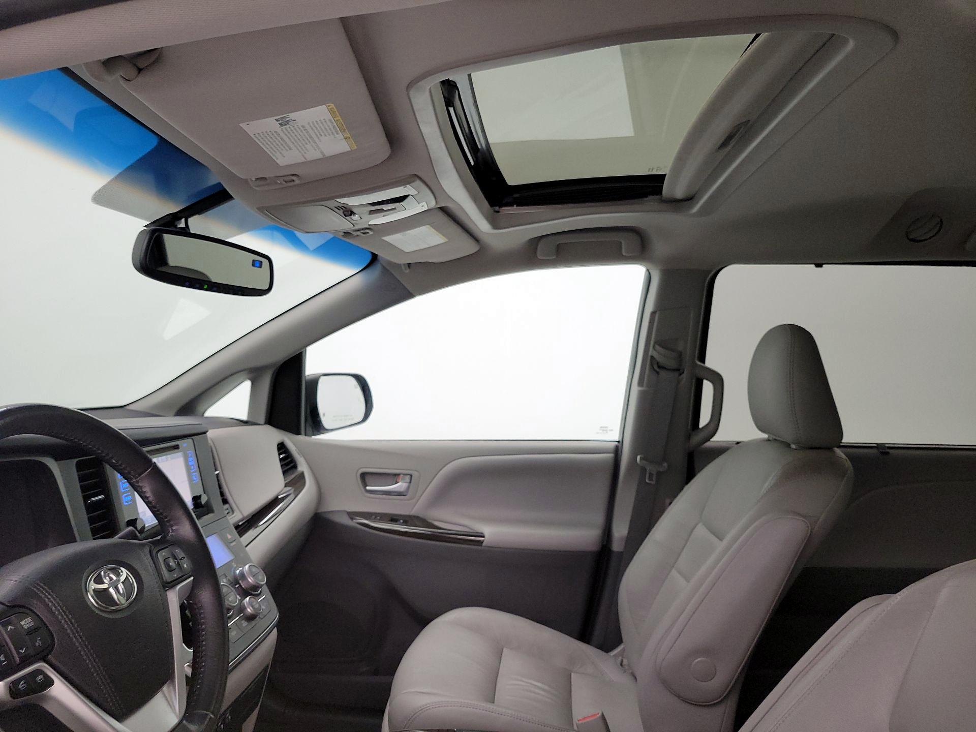 Thumbnail: 2017 Toyota Sienna - 20