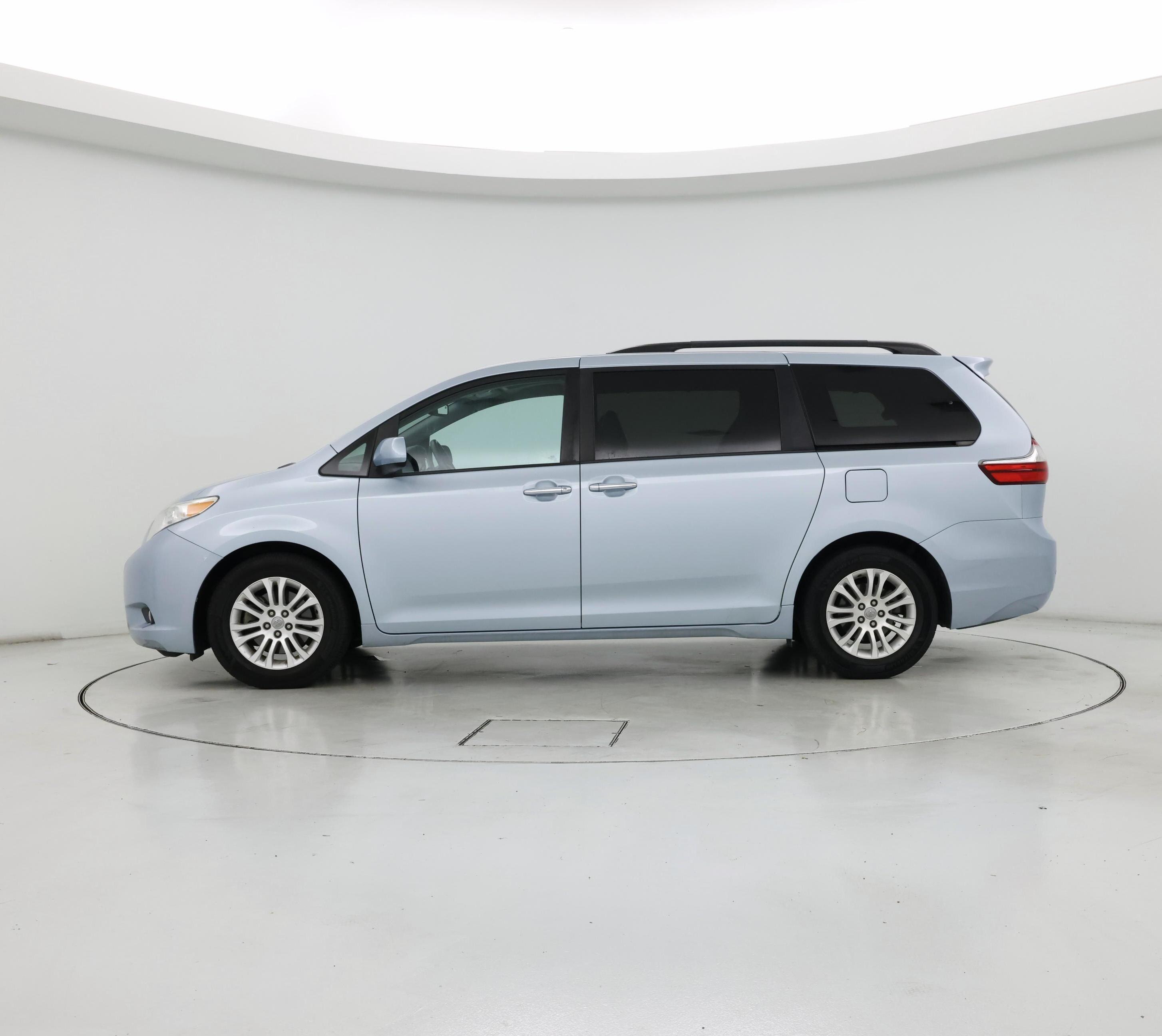 Thumbnail: 2017 Toyota Sienna - 3