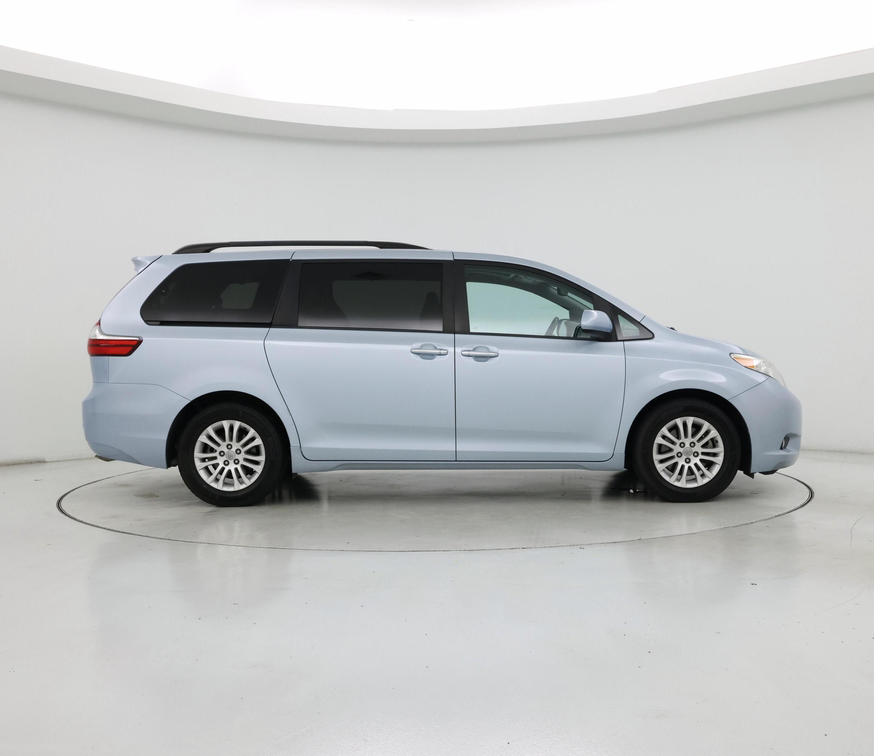 Thumbnail: 2017 Toyota Sienna - 7