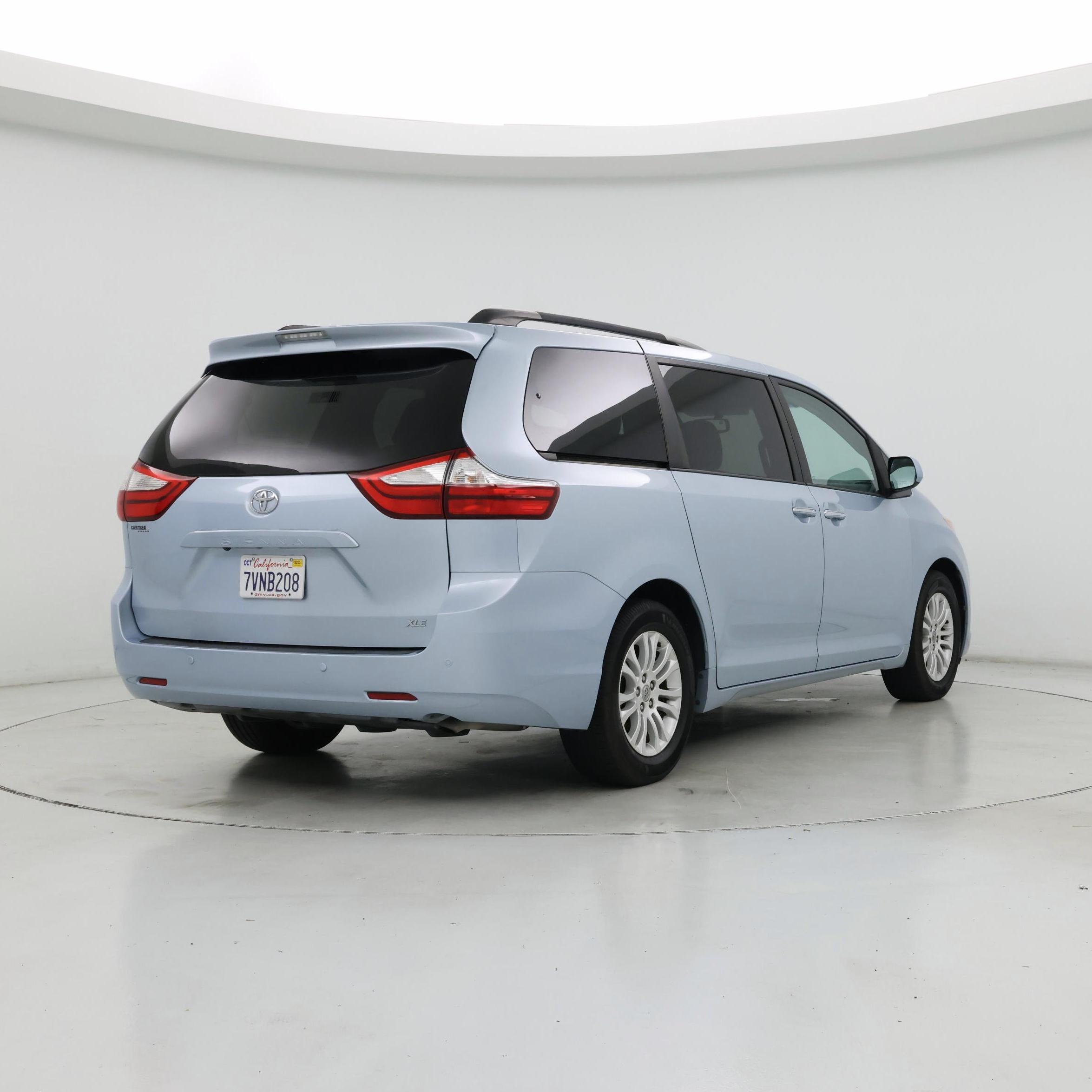 Thumbnail: 2017 Toyota Sienna - 8