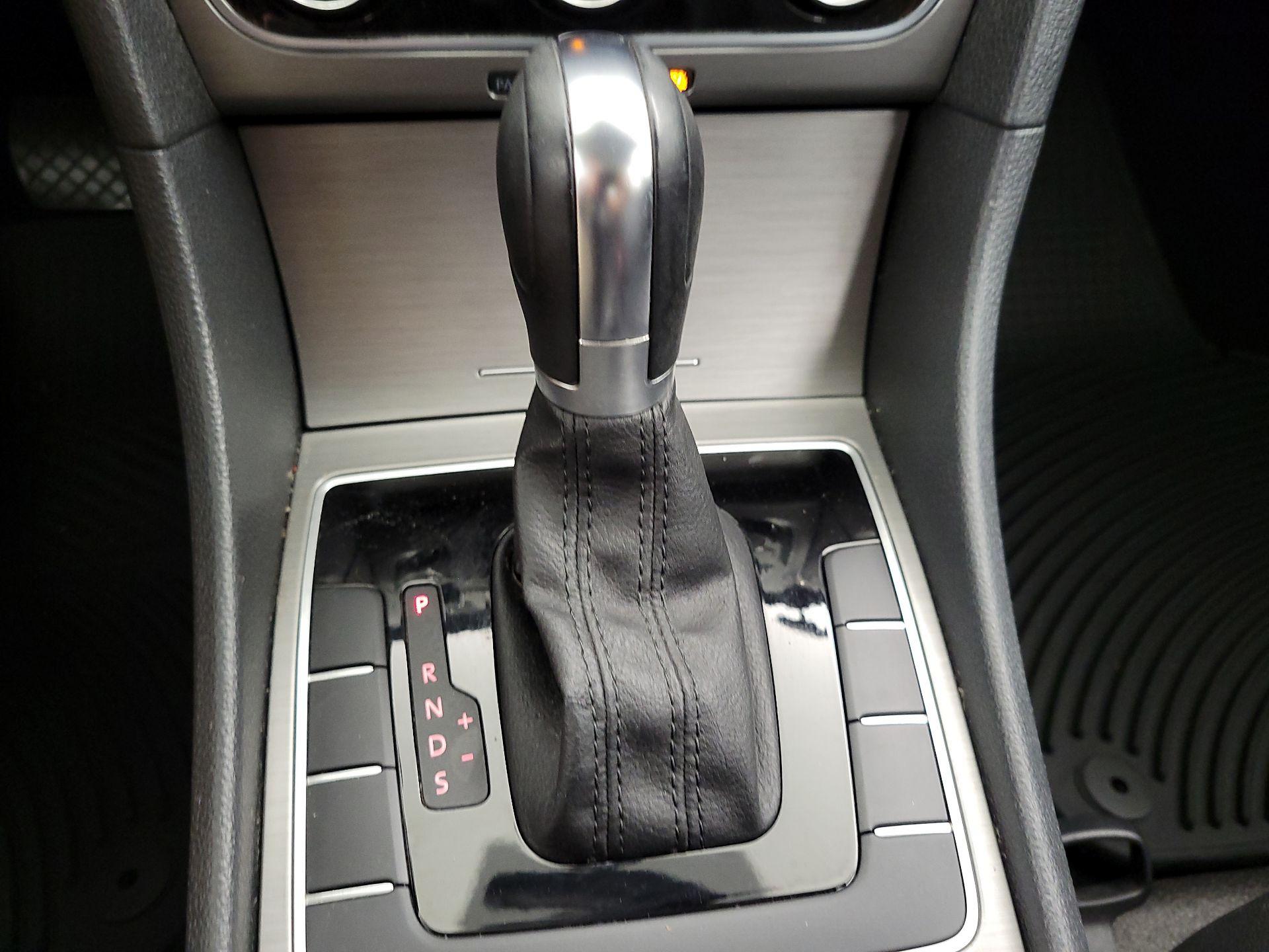 Thumbnail: 2014 Volkswagen Passat - 17