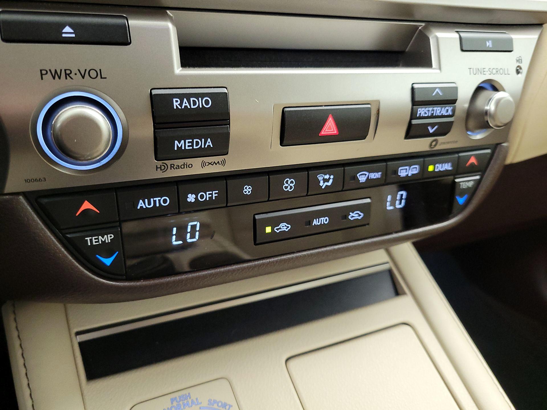 Thumbnail: 2018 Lexus ES - 16