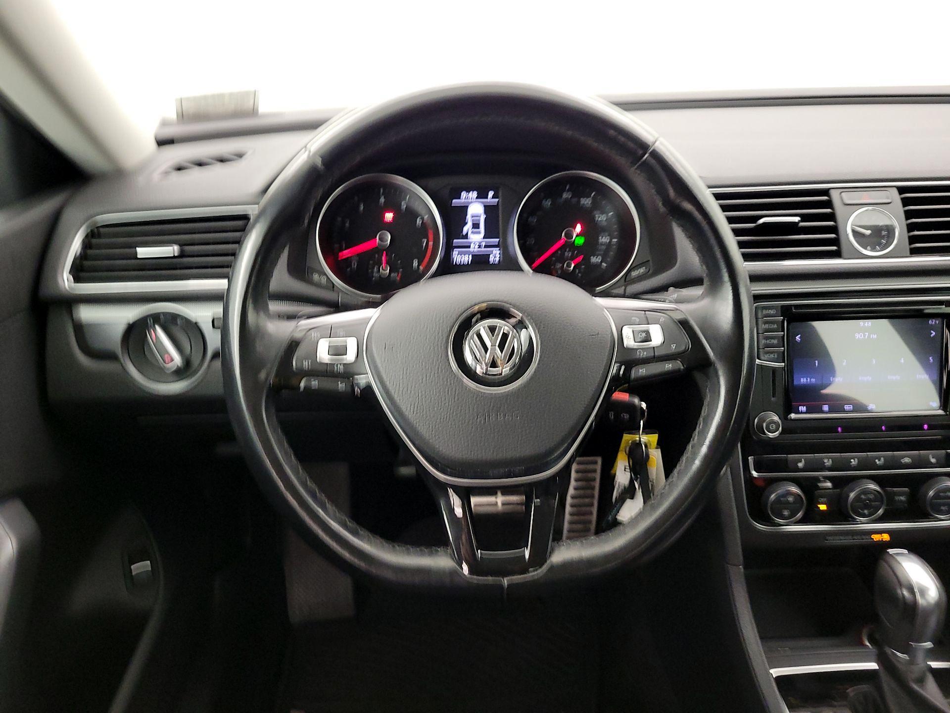 Thumbnail: 2017 Volkswagen Passat - 10