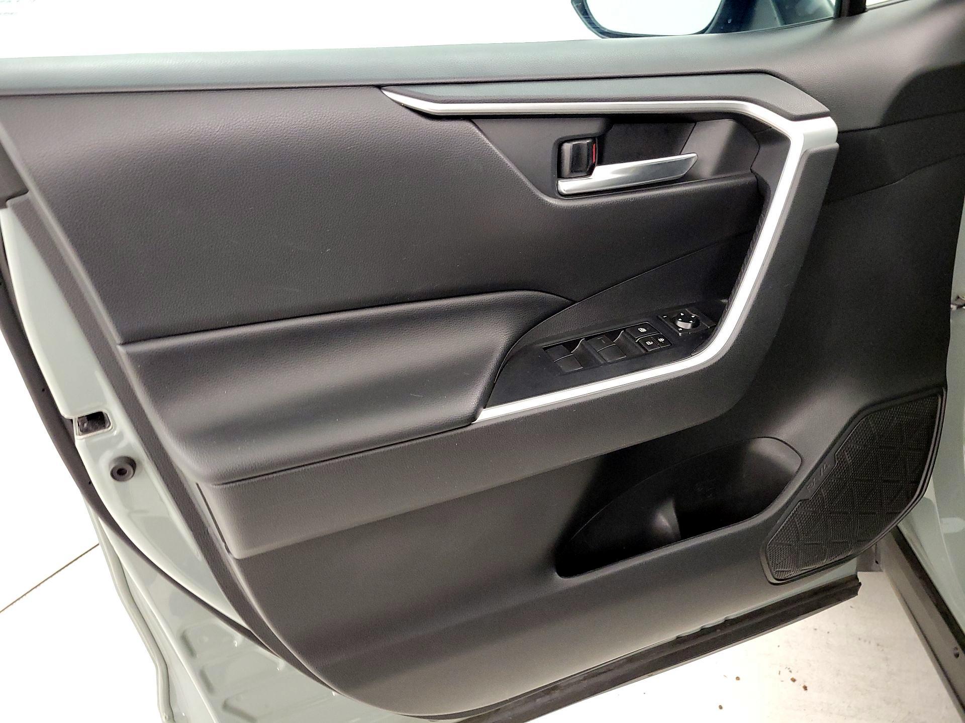 Thumbnail: 2020 Toyota RAV4 - 12