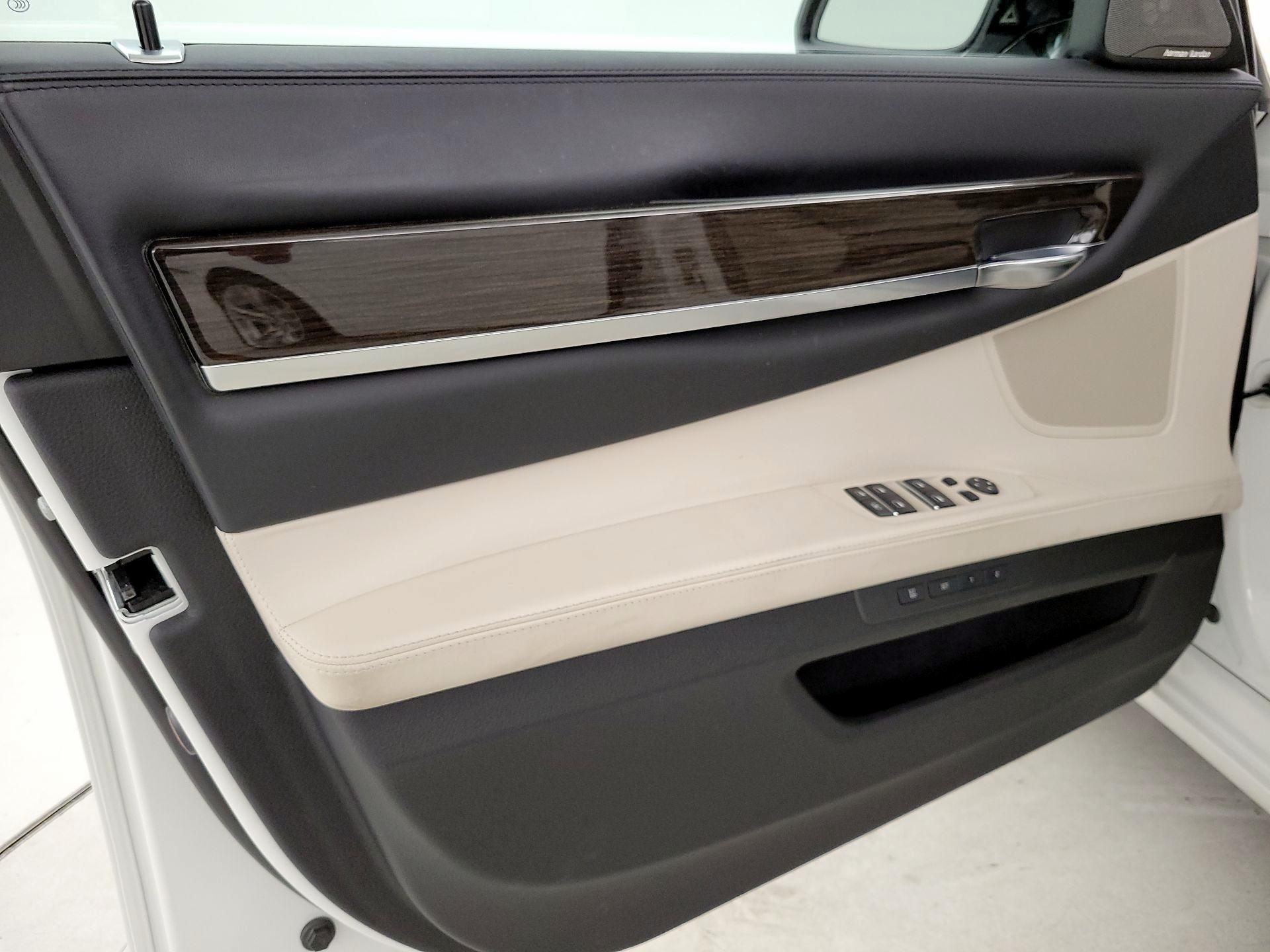 Thumbnail: 2015 BMW 7 Series - 12