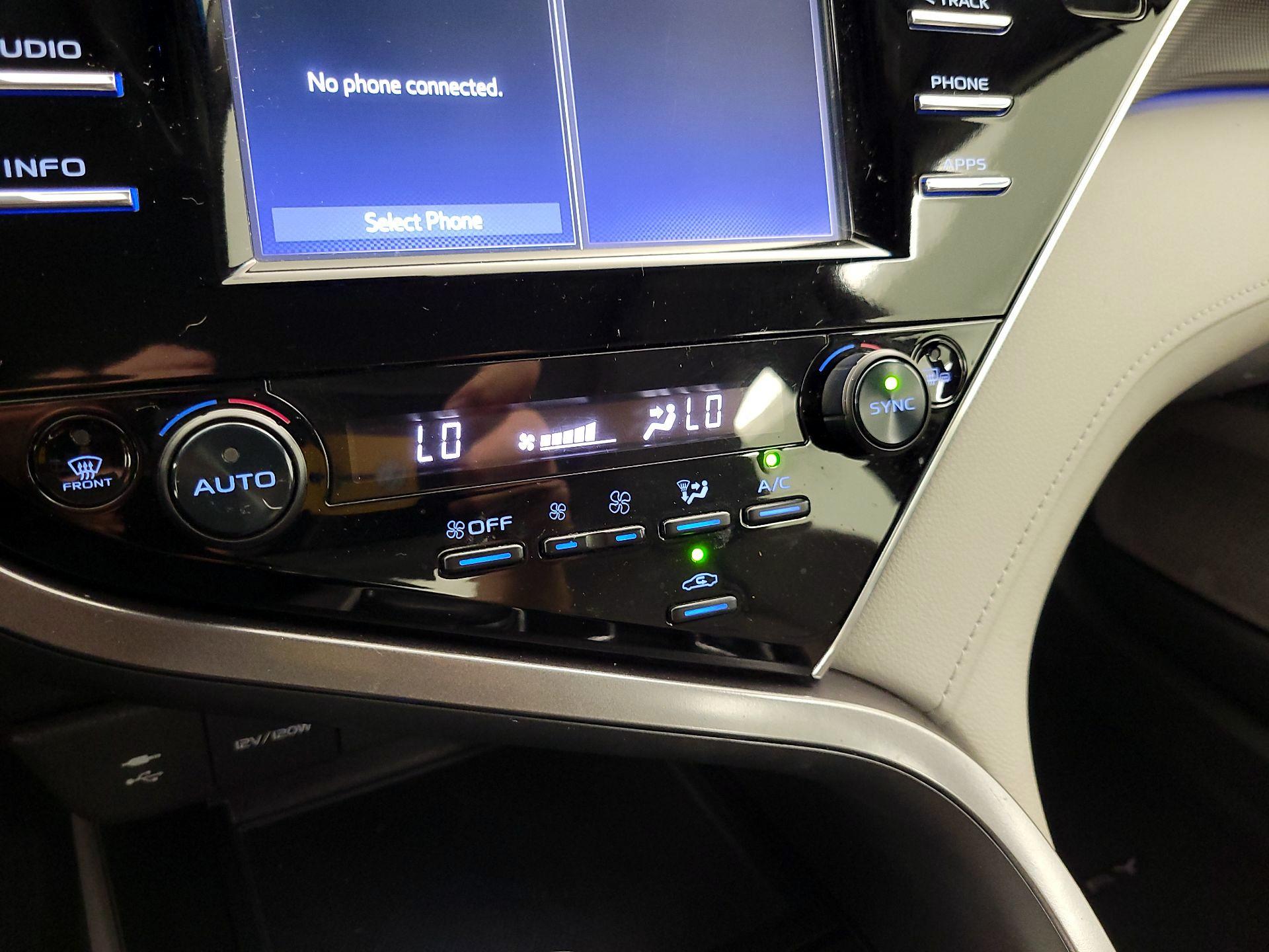 Thumbnail: 2018 Toyota Camry - 16