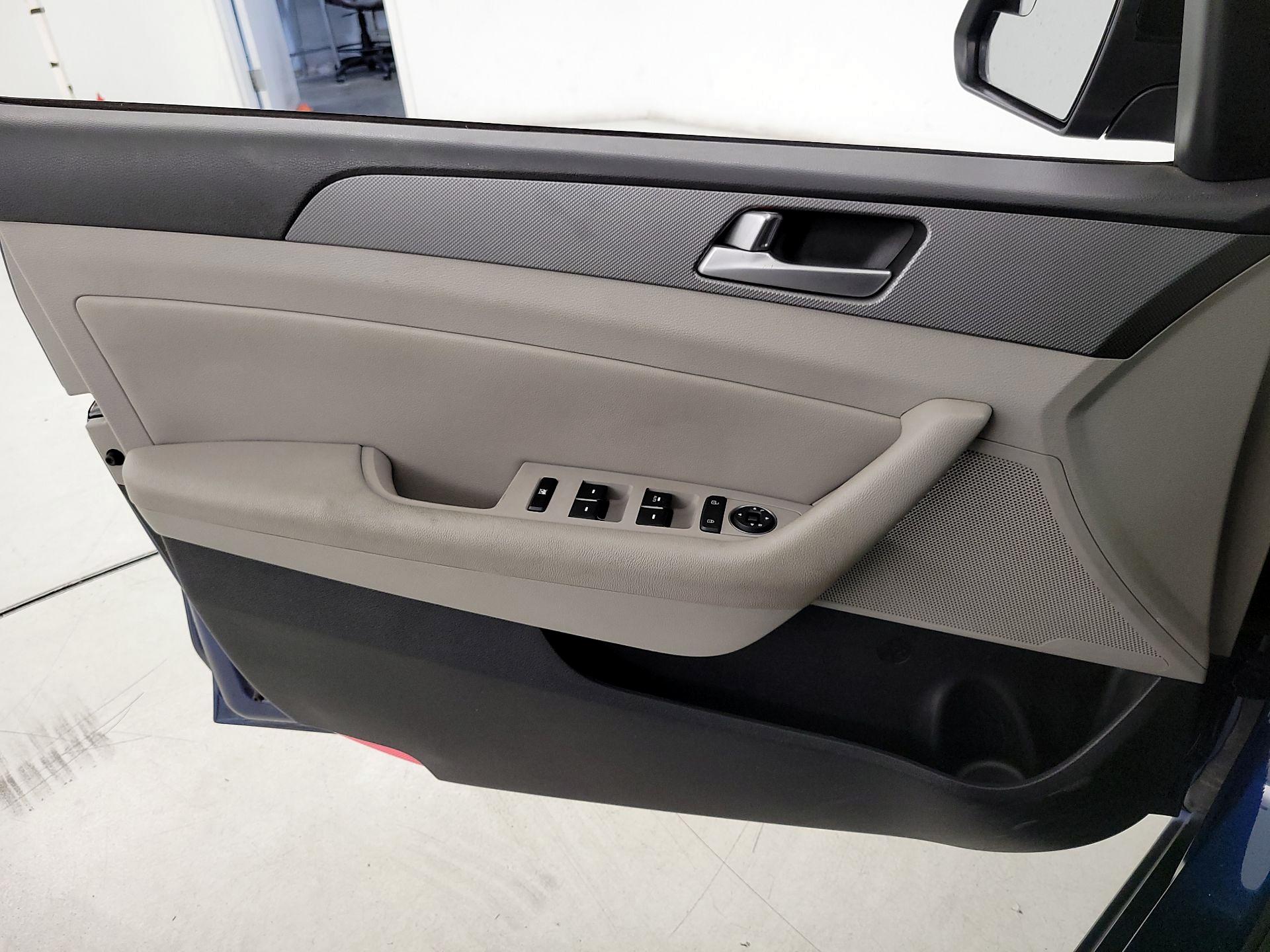 Thumbnail: 2015 Hyundai Sonata - 12