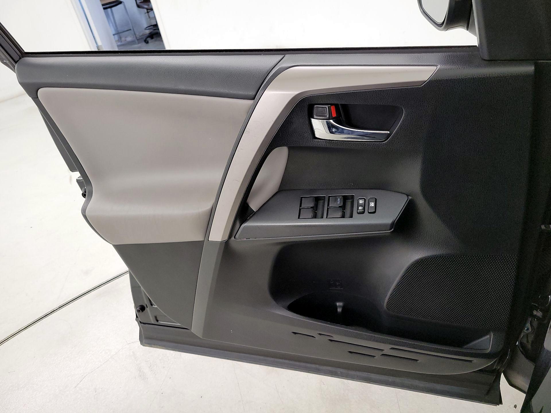 Thumbnail: 2018 Toyota RAV4 - 12