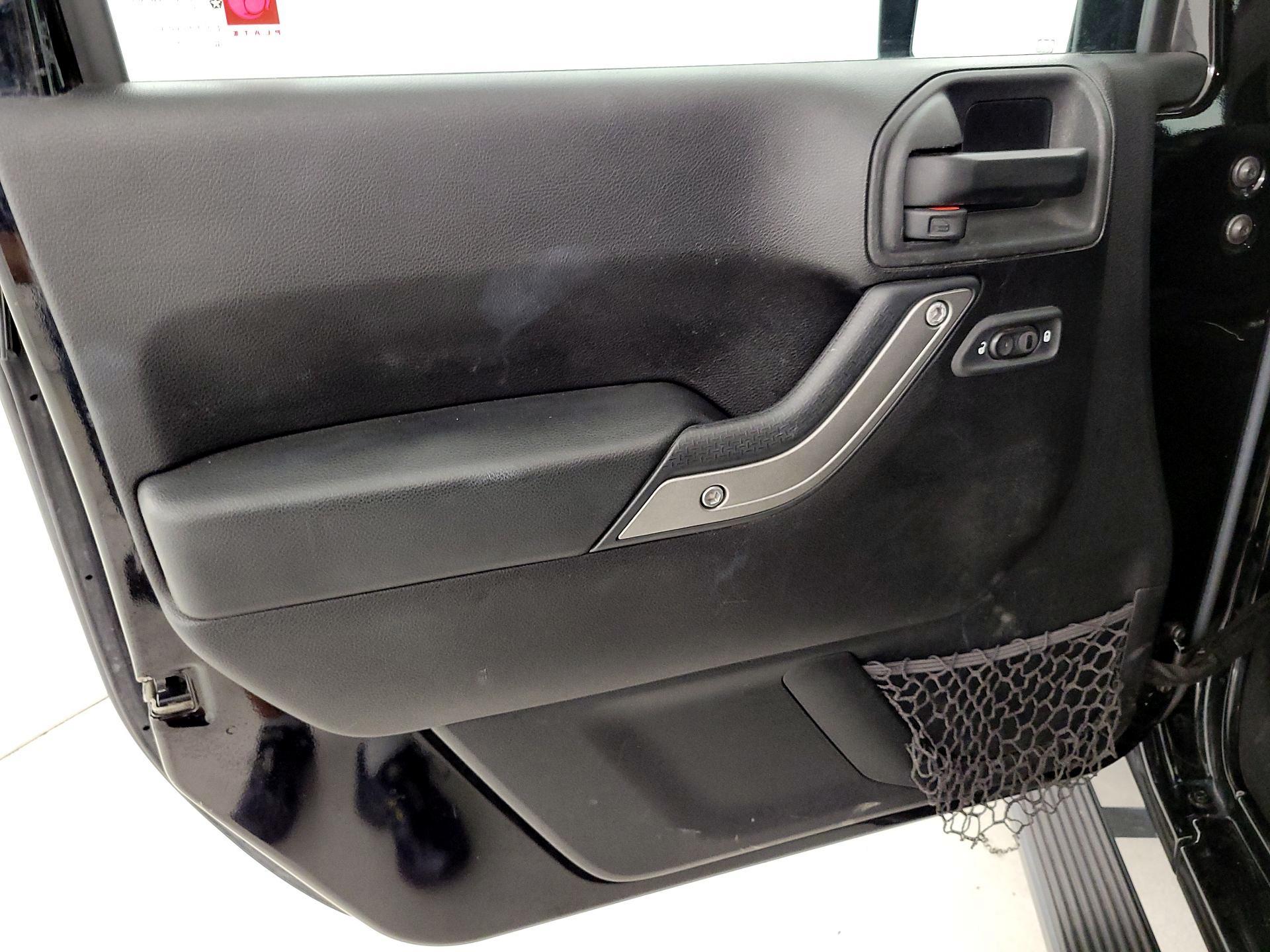 Thumbnail: 2015 Jeep Wrangler - 12