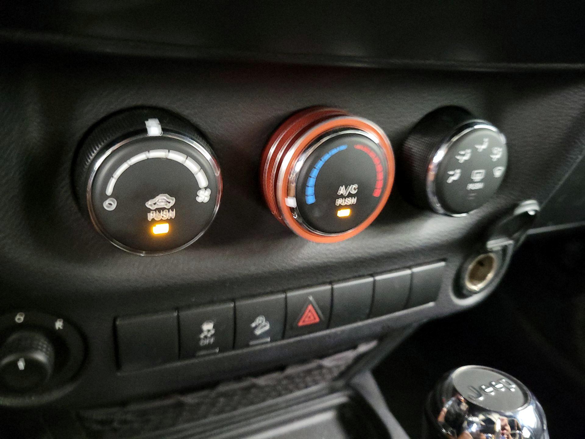 Thumbnail: 2015 Jeep Wrangler - 15