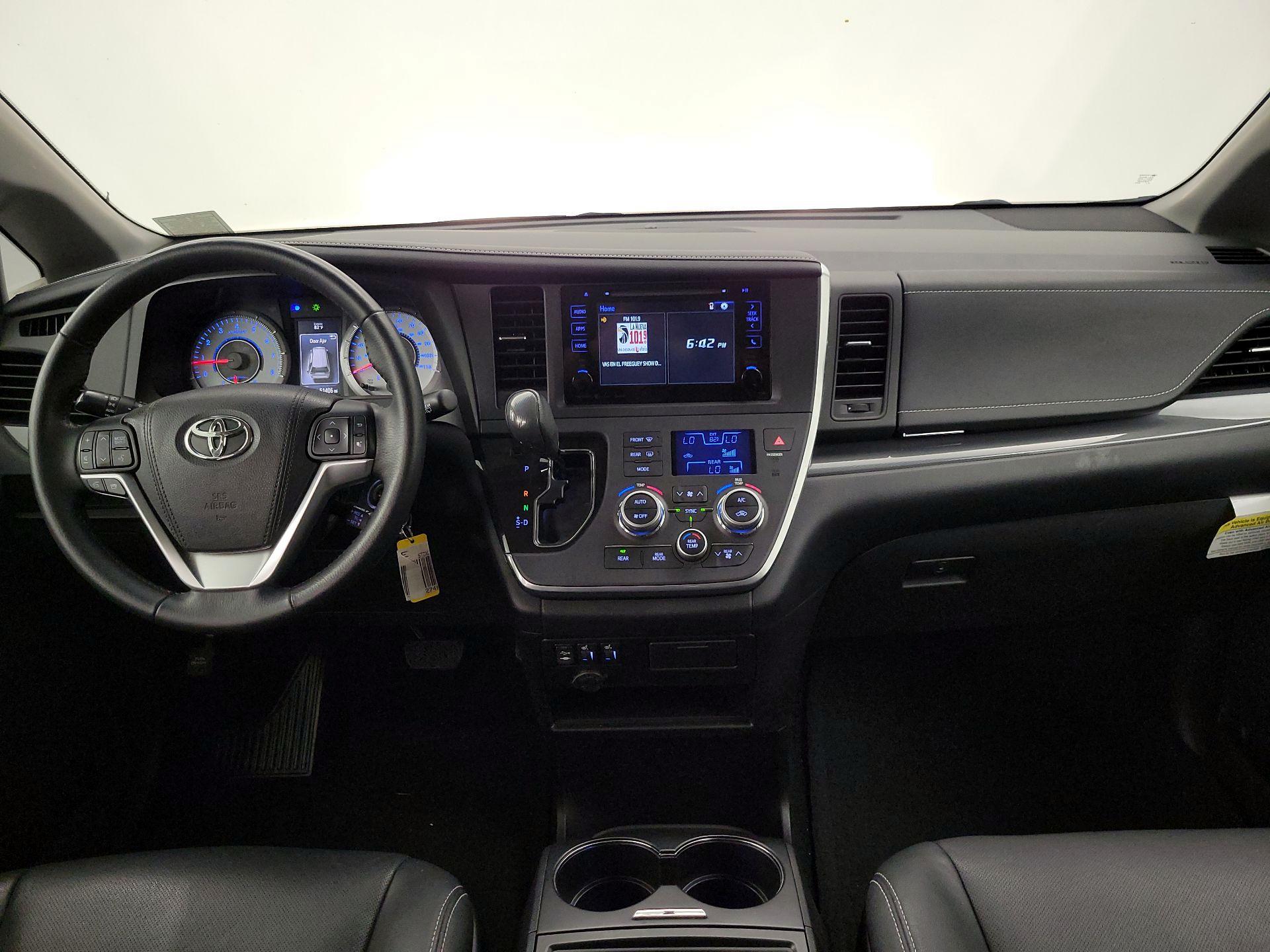 Thumbnail: 2017 Toyota Sienna - 9