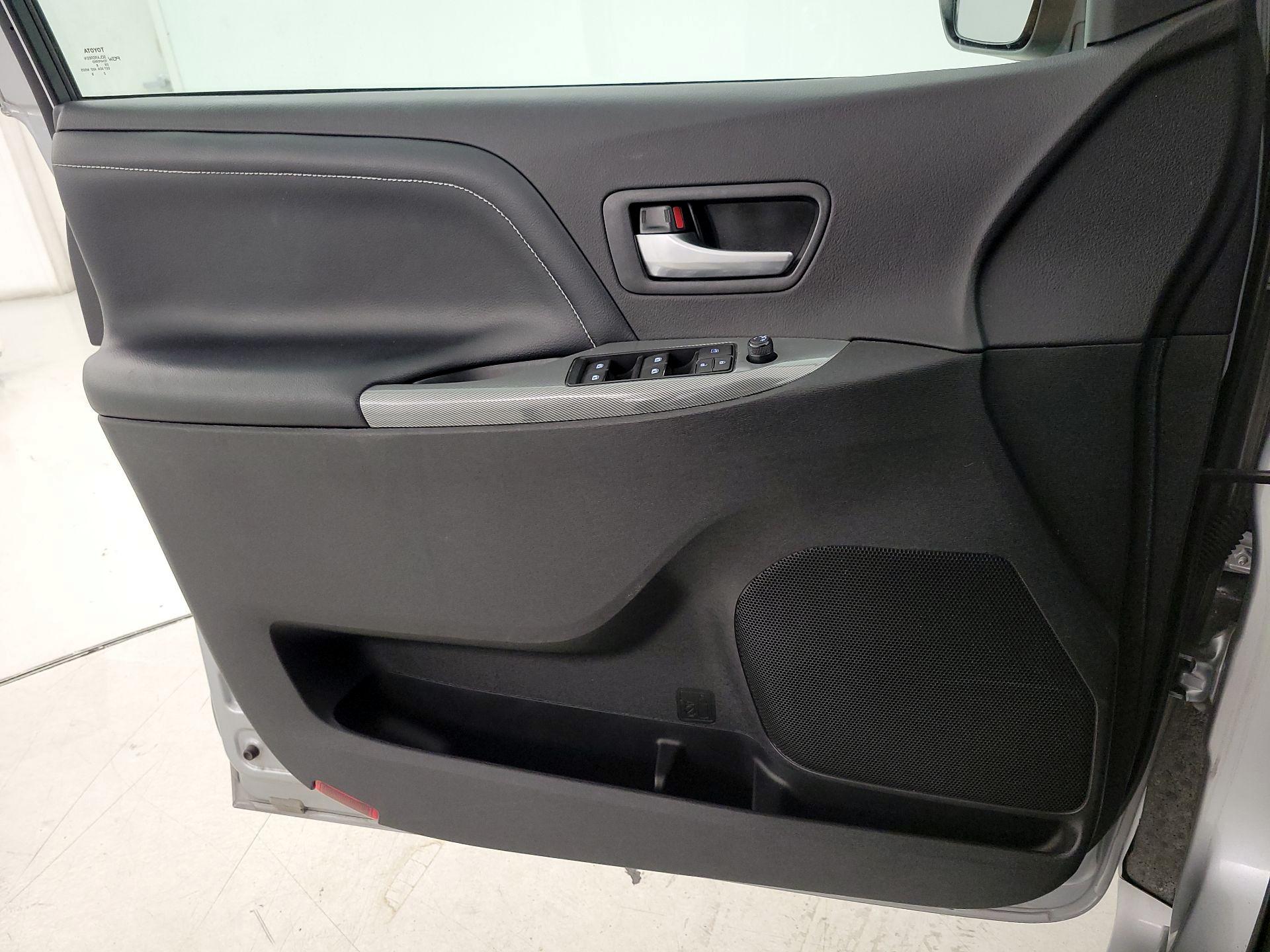 Thumbnail: 2017 Toyota Sienna - 12