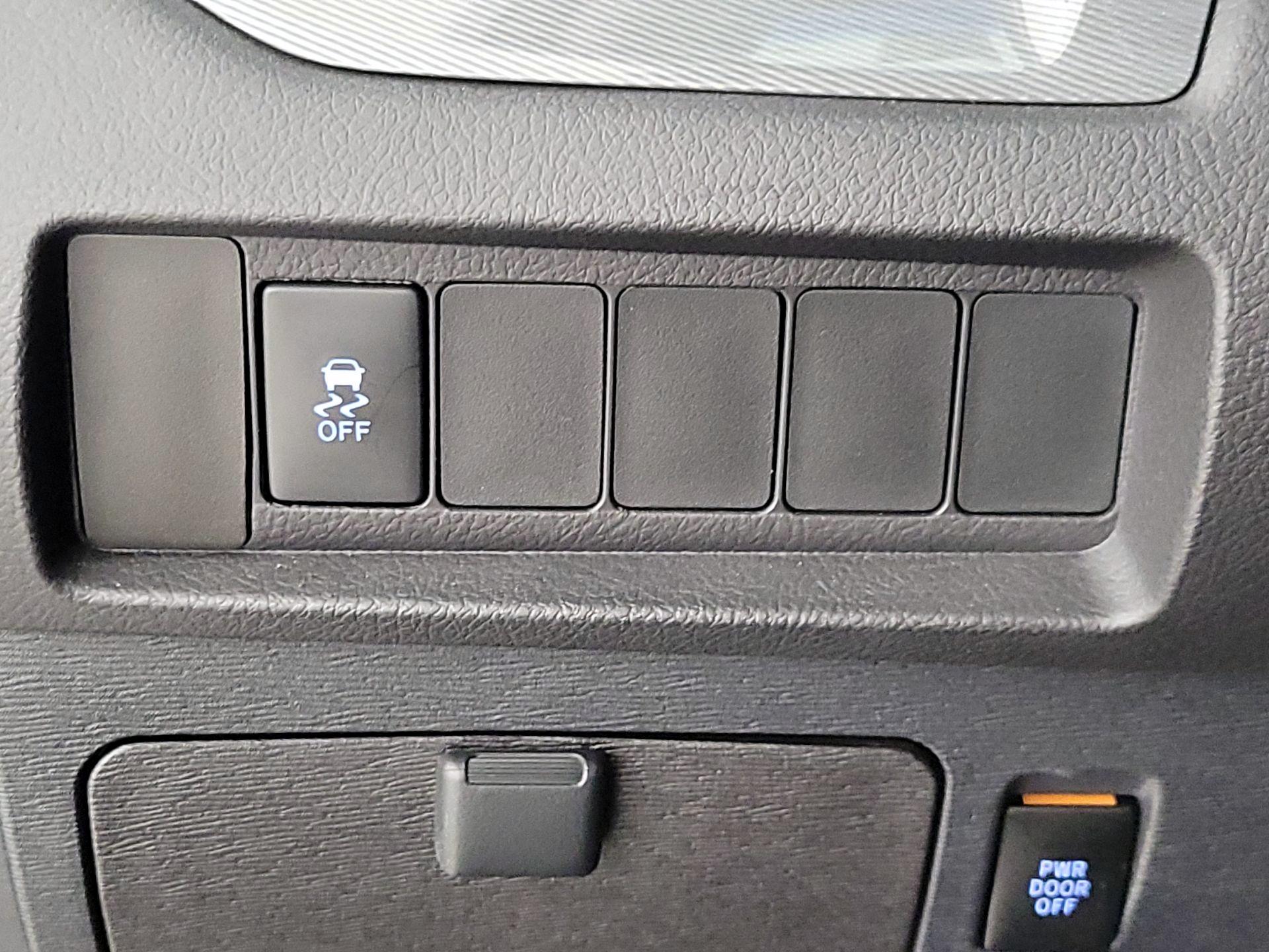 Thumbnail: 2017 Toyota Sienna - 13