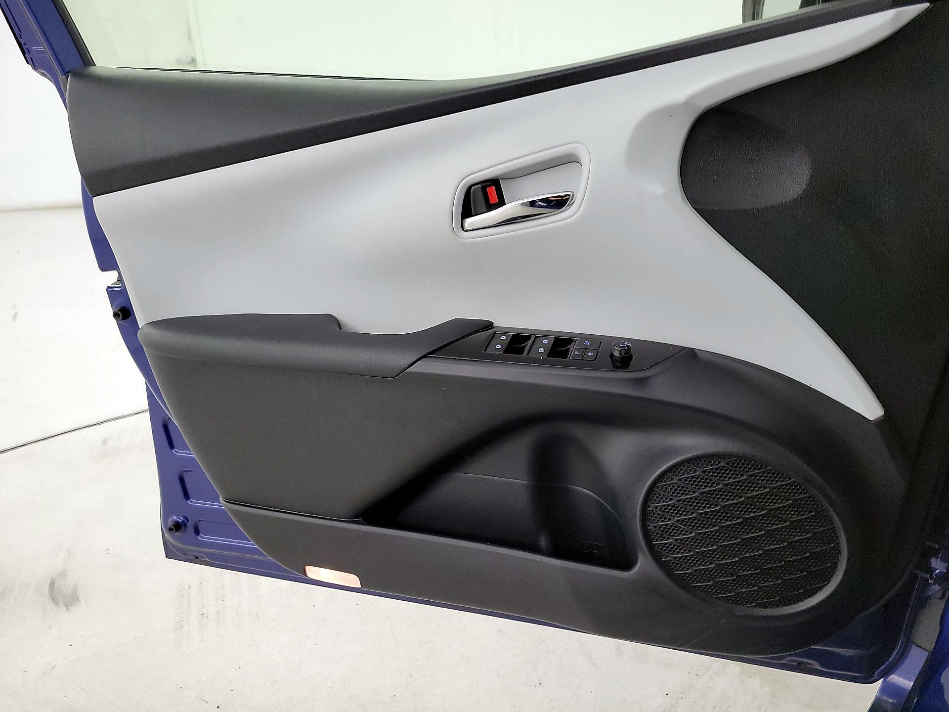Thumbnail: 2017 Toyota Prius - 12