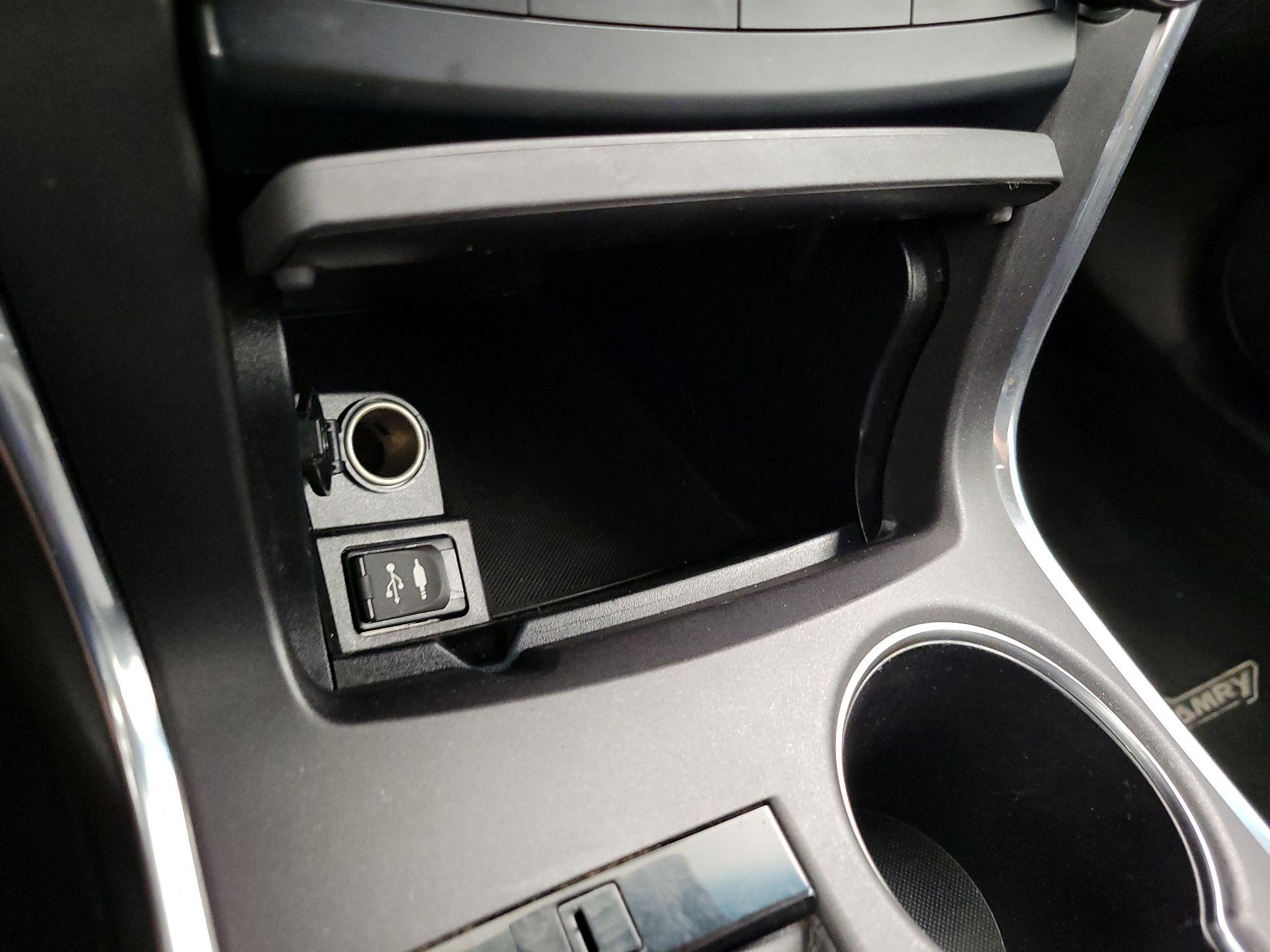 Thumbnail: 2016 Toyota Camry - 18