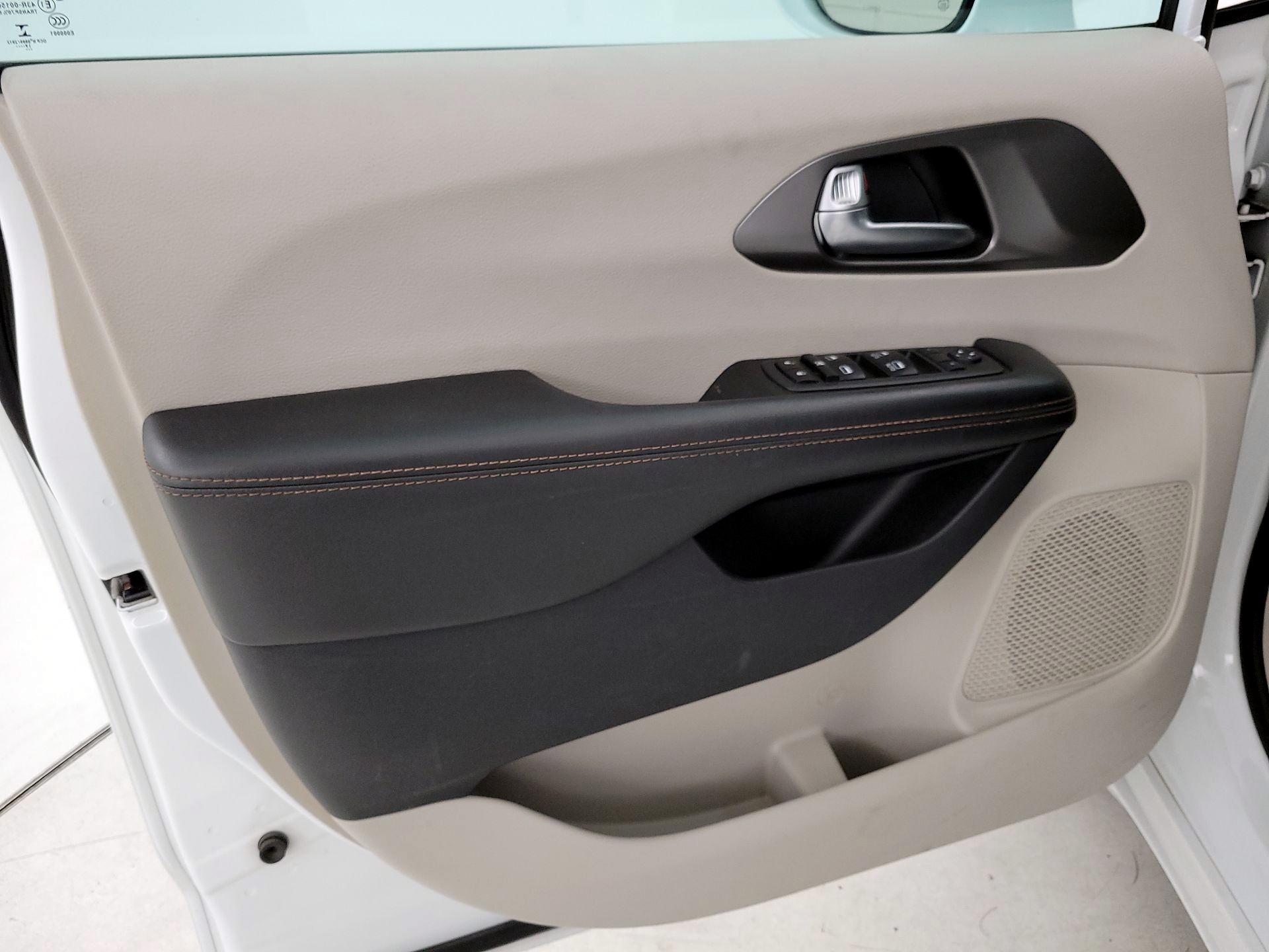 Thumbnail: 2020 Chrysler Pacifica - 12