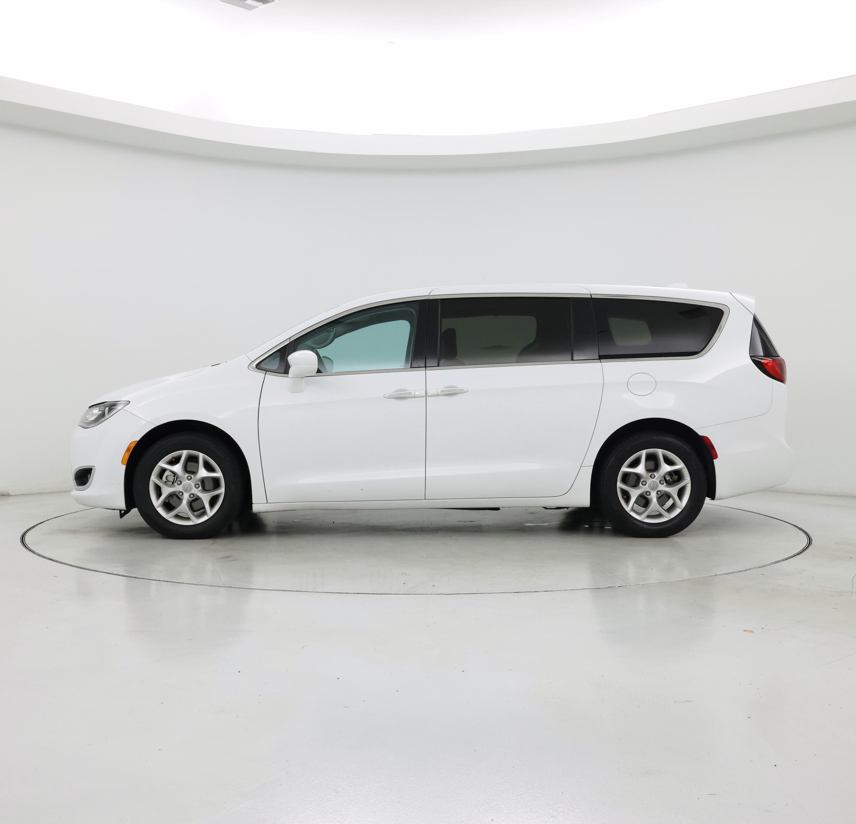 Thumbnail: 2020 Chrysler Pacifica - 3