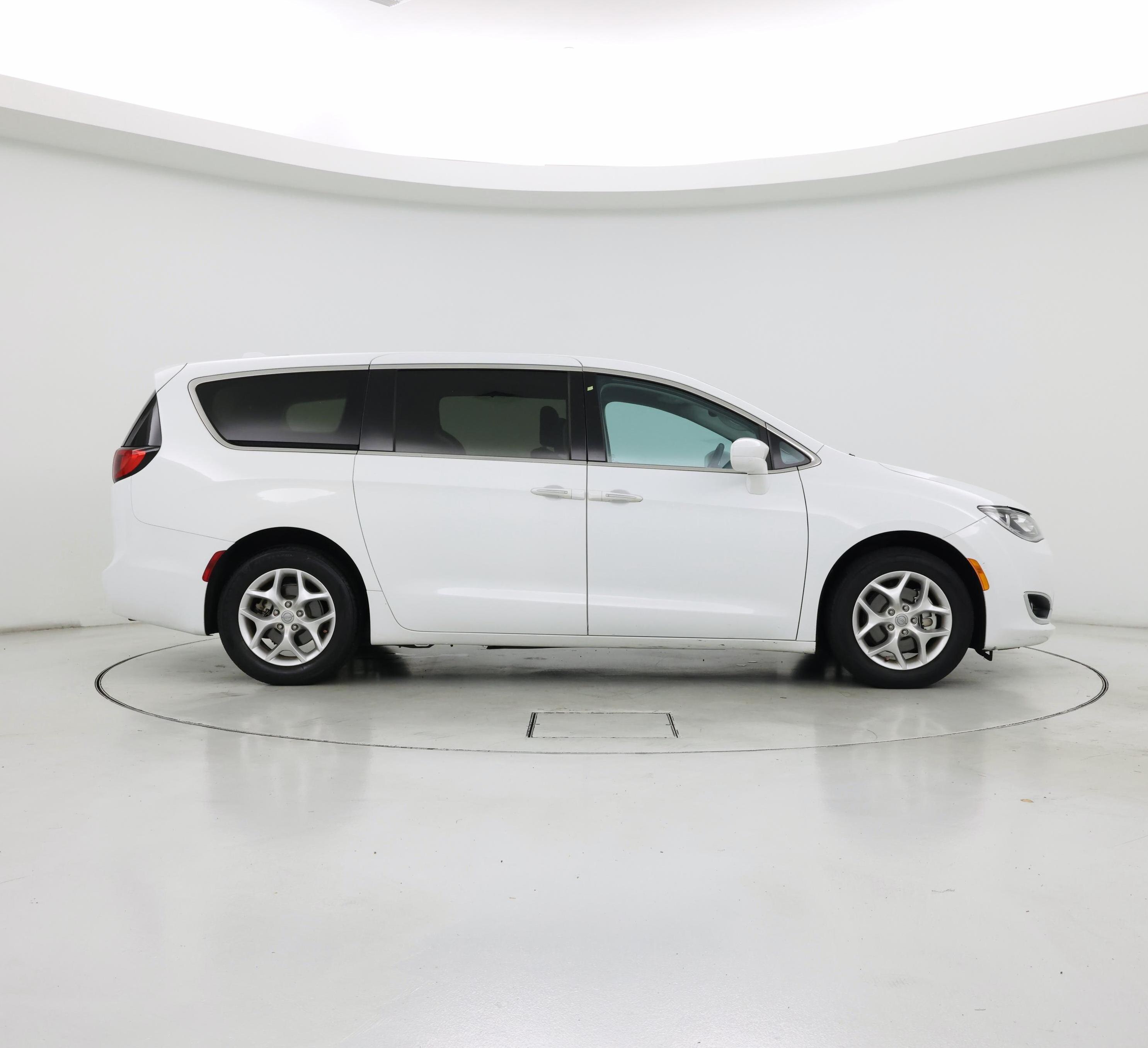 Thumbnail: 2020 Chrysler Pacifica - 7