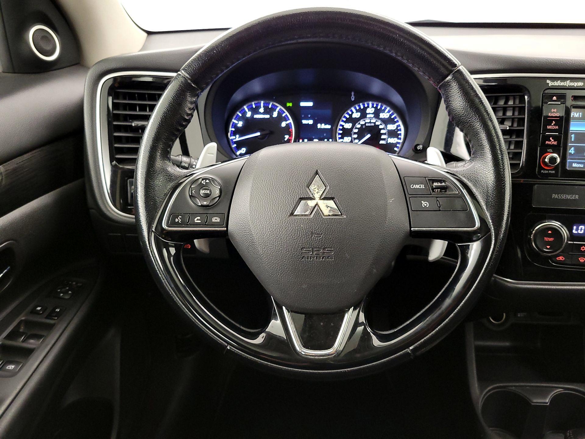 Thumbnail: 2016 Mitsubishi Outlander - 10