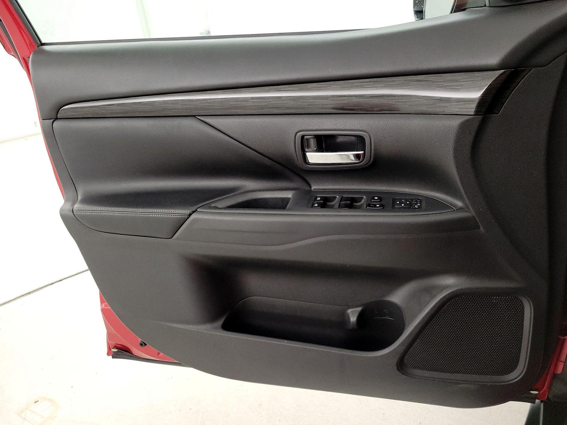 Thumbnail: 2016 Mitsubishi Outlander - 12