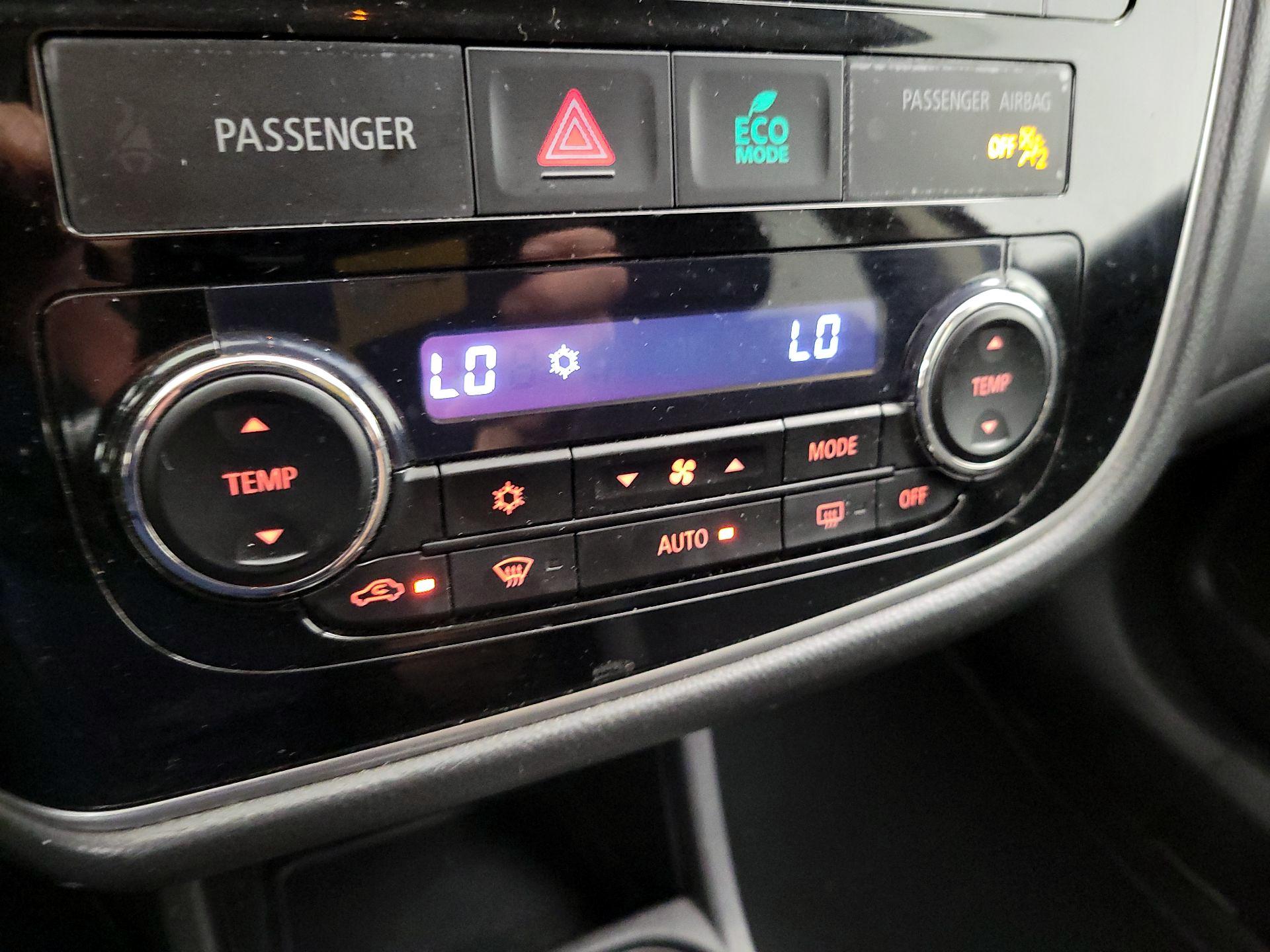 Thumbnail: 2016 Mitsubishi Outlander - 16