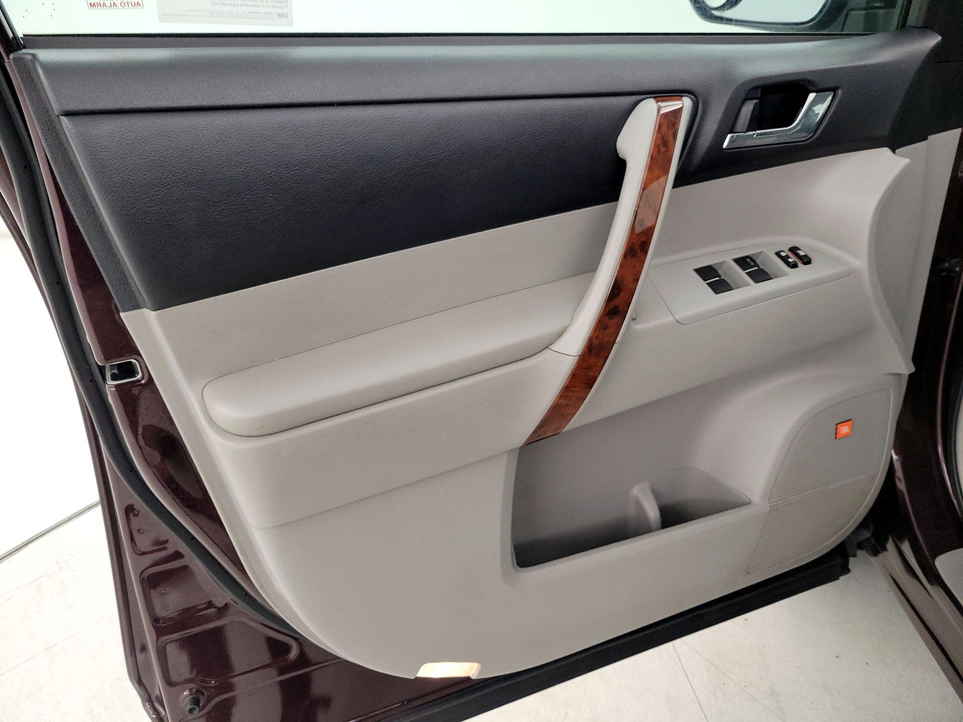 Thumbnail: 2013 Toyota Highlander - 12