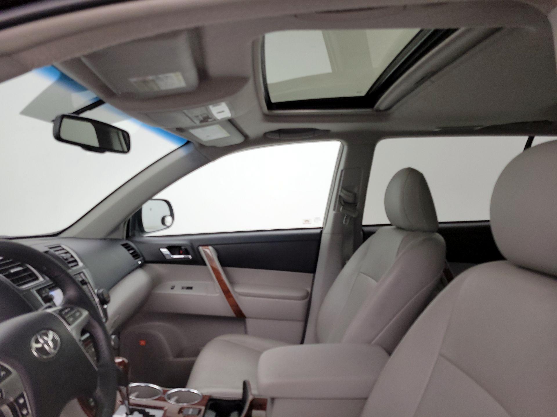 Thumbnail: 2013 Toyota Highlander - 19