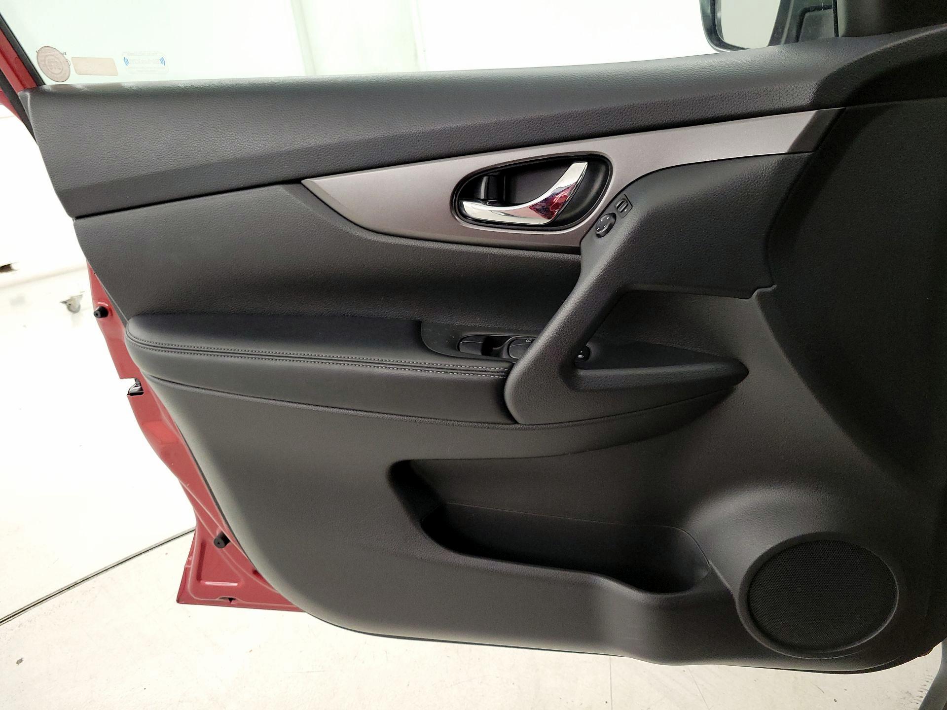 Thumbnail: 2016 Nissan Rogue - 12