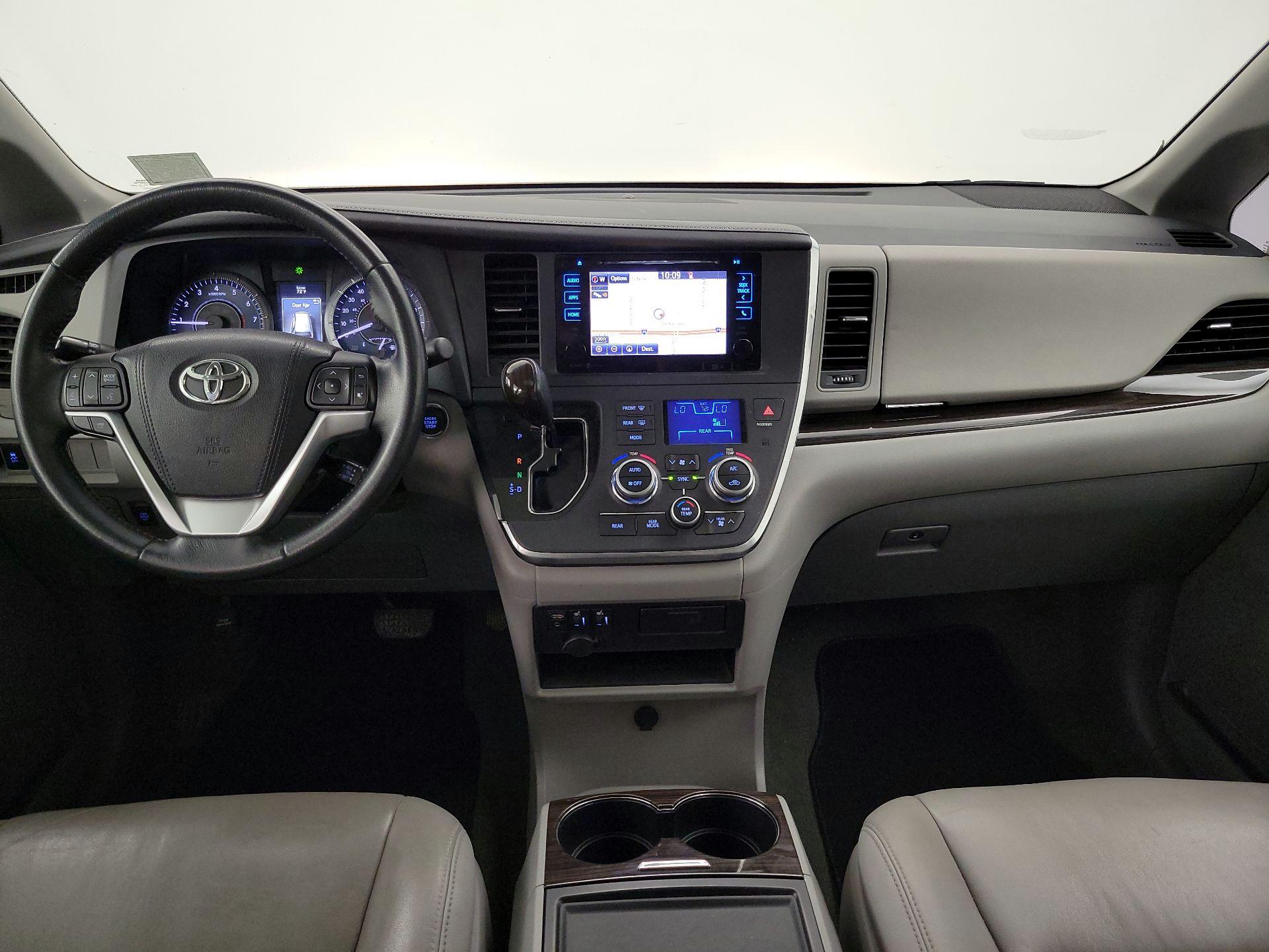 Thumbnail: 2015 Toyota Sienna - 9