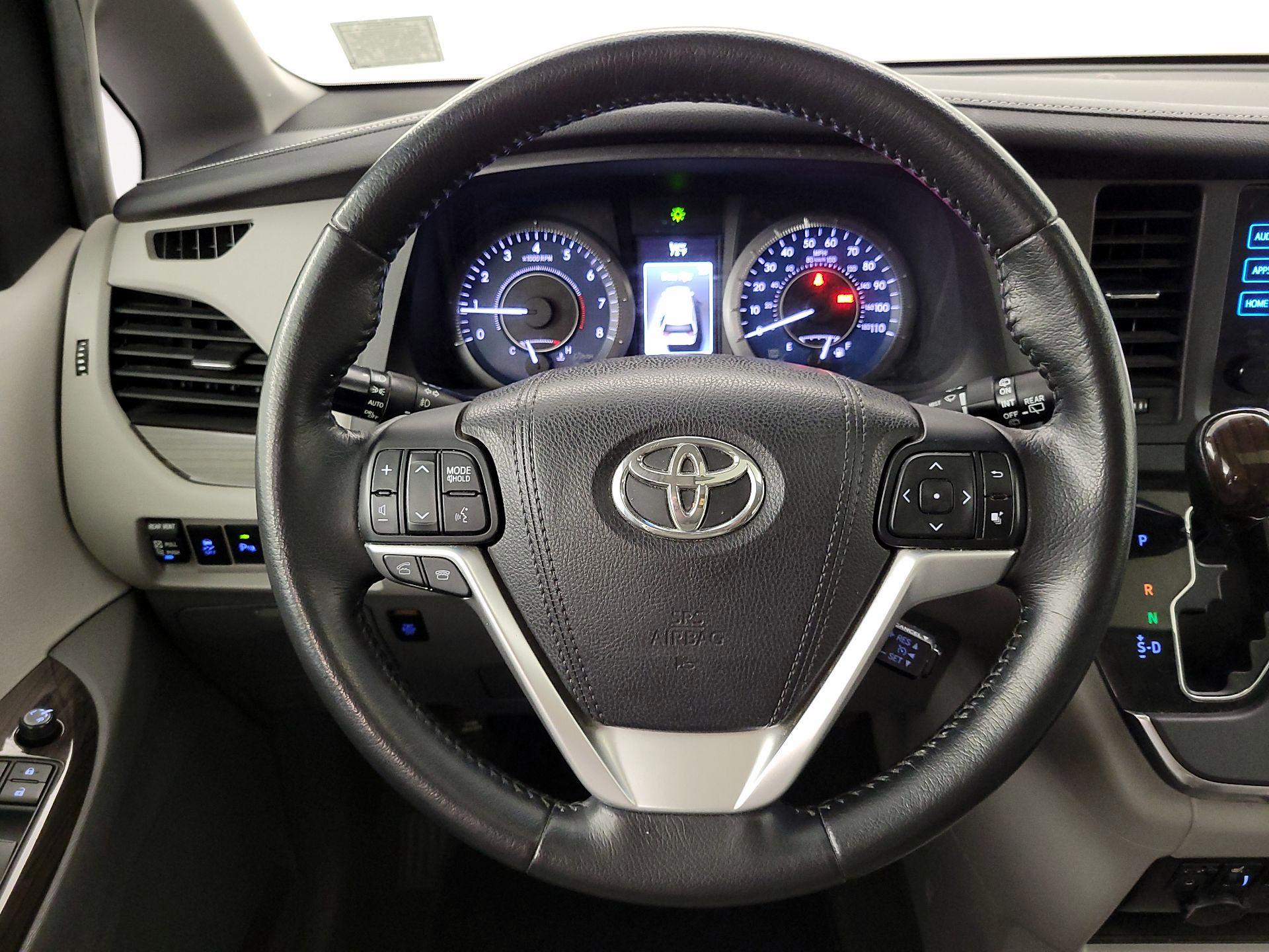 Thumbnail: 2015 Toyota Sienna - 10