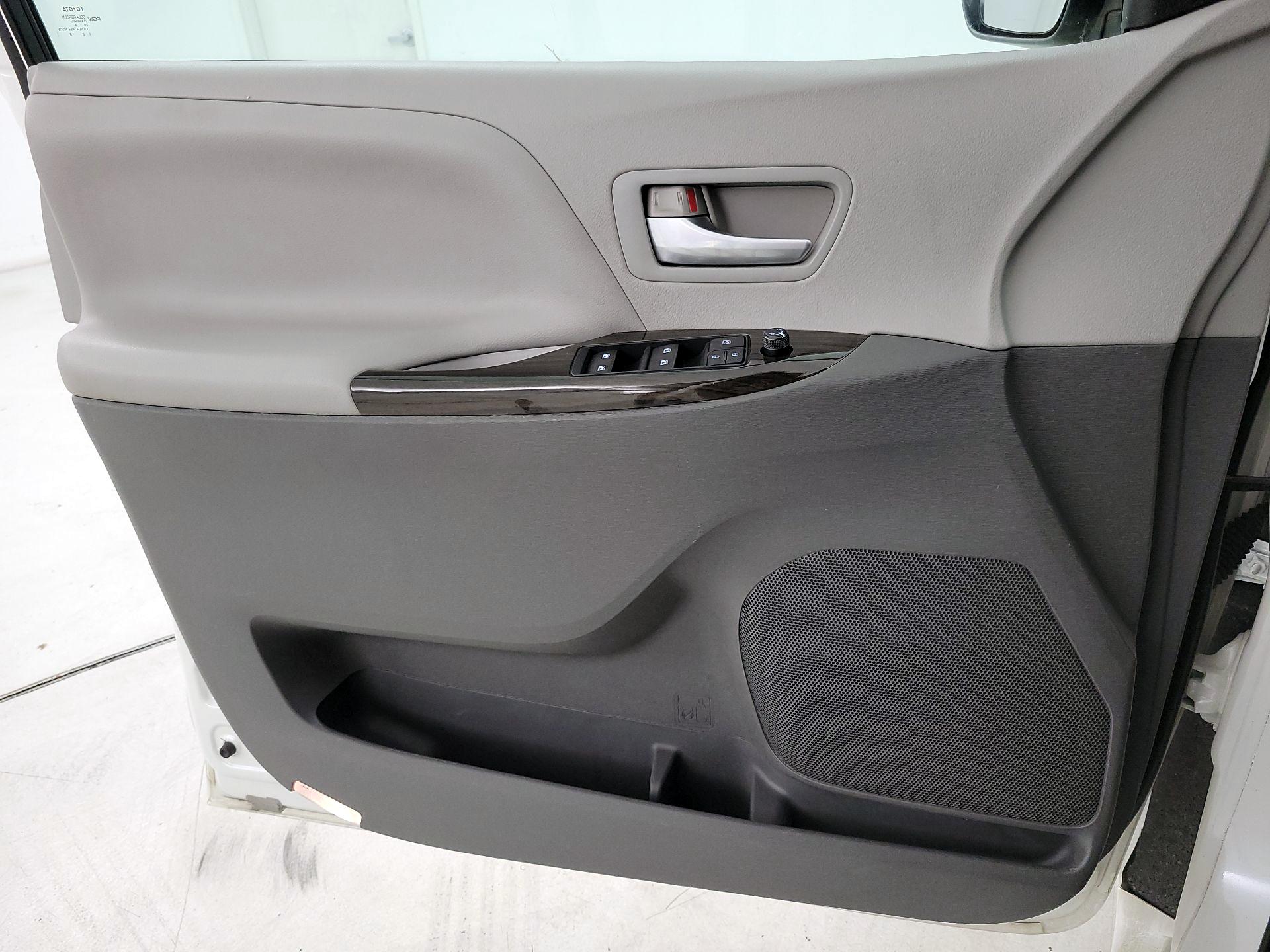 Thumbnail: 2015 Toyota Sienna - 12